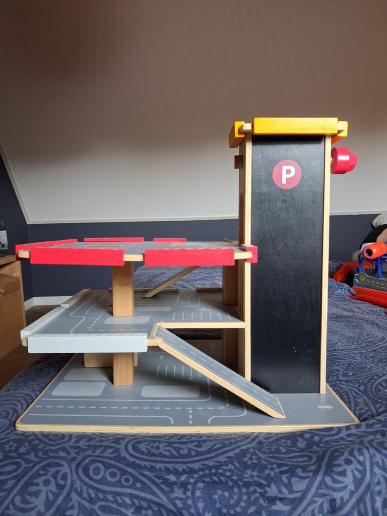 Houten parkeergarage met helikopterplatform, Ophalen, Gebruikt