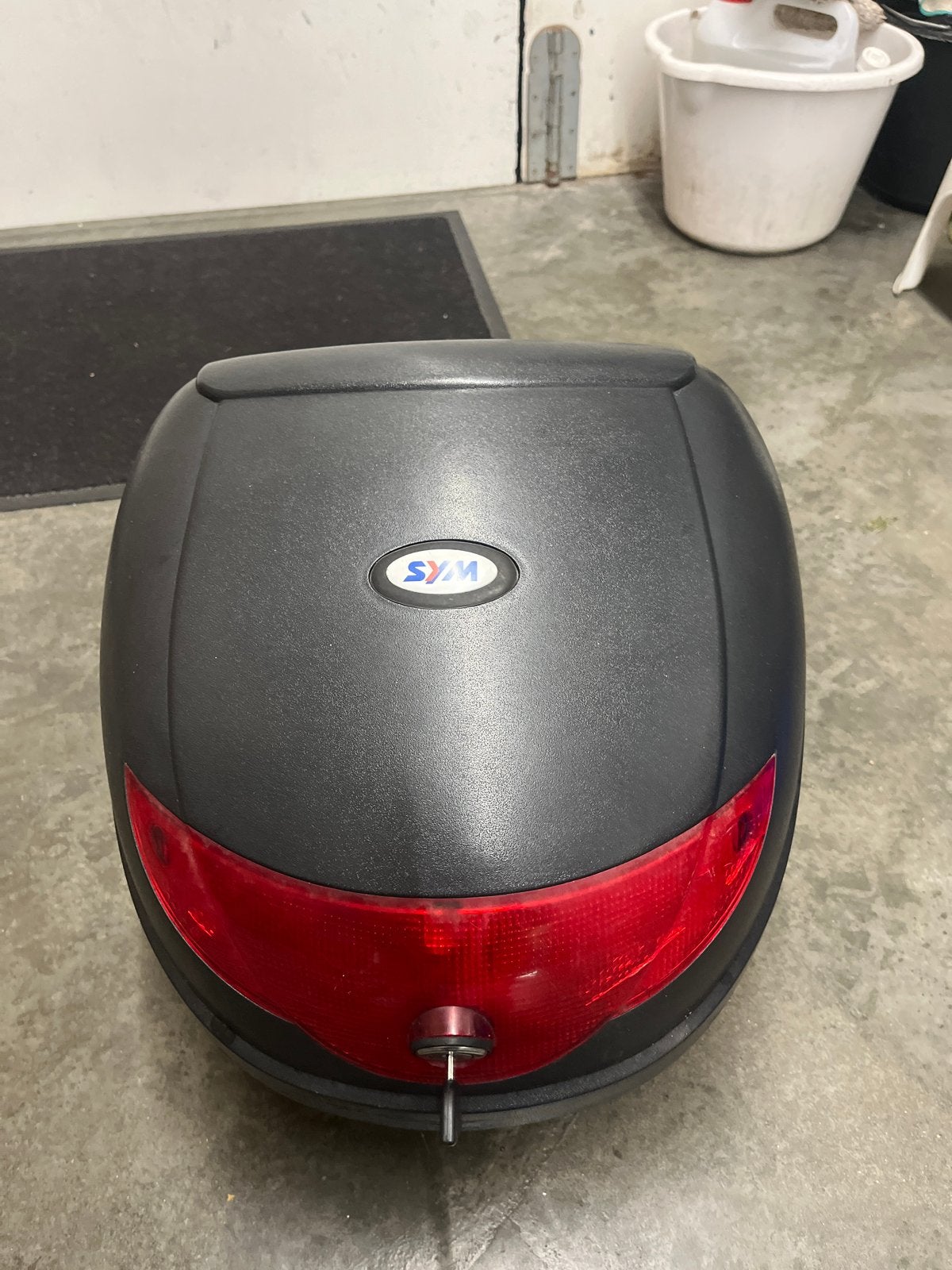 SYM Scooter Topkoffer - Zwart met rode reflector, Fietsen en Brommers, Ophalen of Verzenden, Gebruikt, Koffer