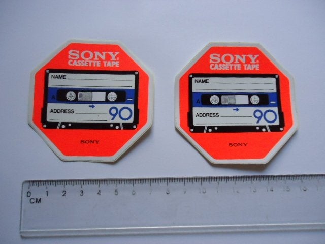sticker Jaren 70 80 SONY Cassette bandje muziek pop tape 2x, Verzamelen, Verzenden, Zo goed als nieuw, Bedrijf of Vereniging