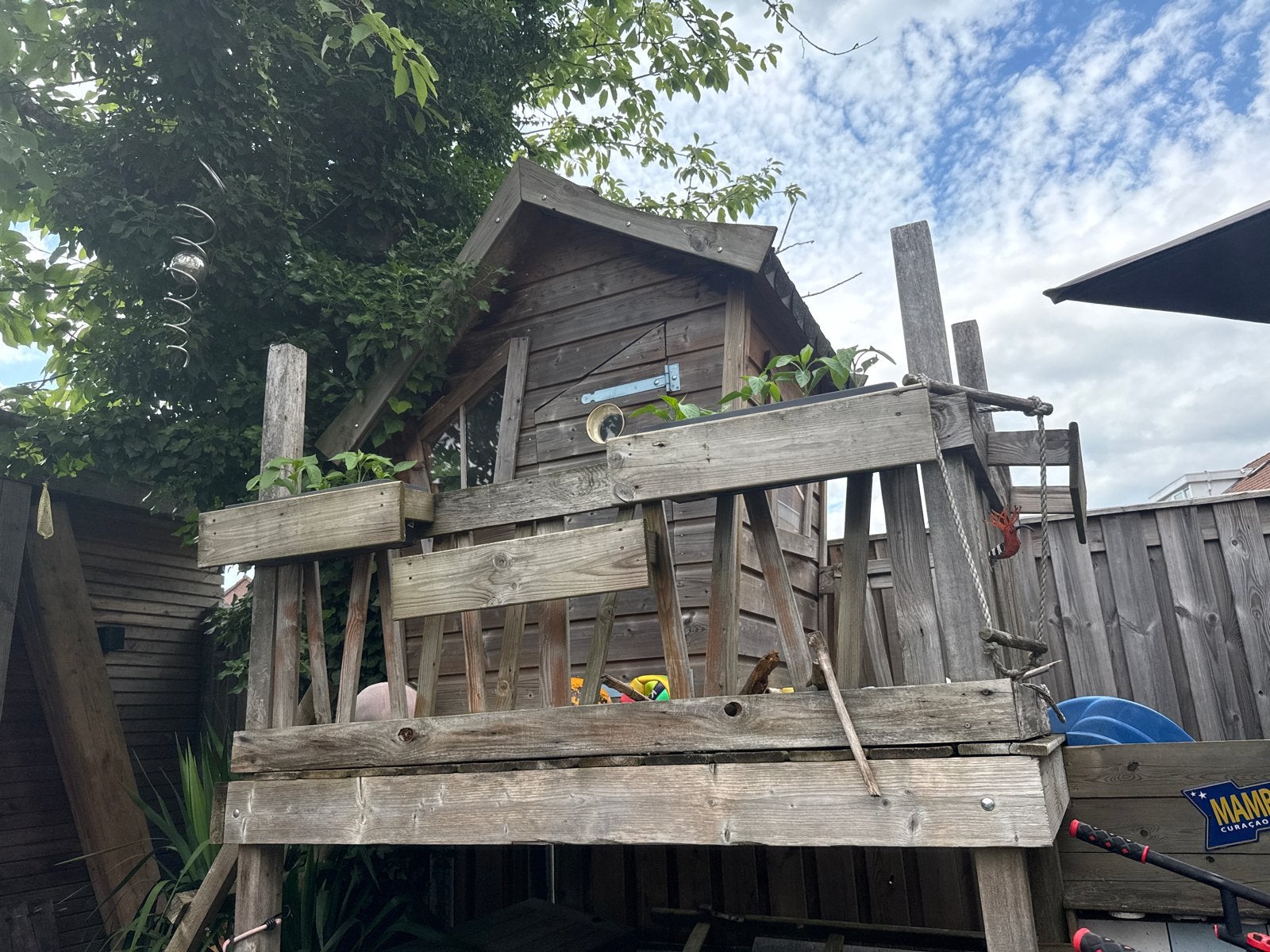 Houten speelhuisje met glijbaan en buitenkeuken, Kinderen en Baby's, Speelgoed | Buiten | Speelhuisjes, Ophalen, Gebruikt, Hout