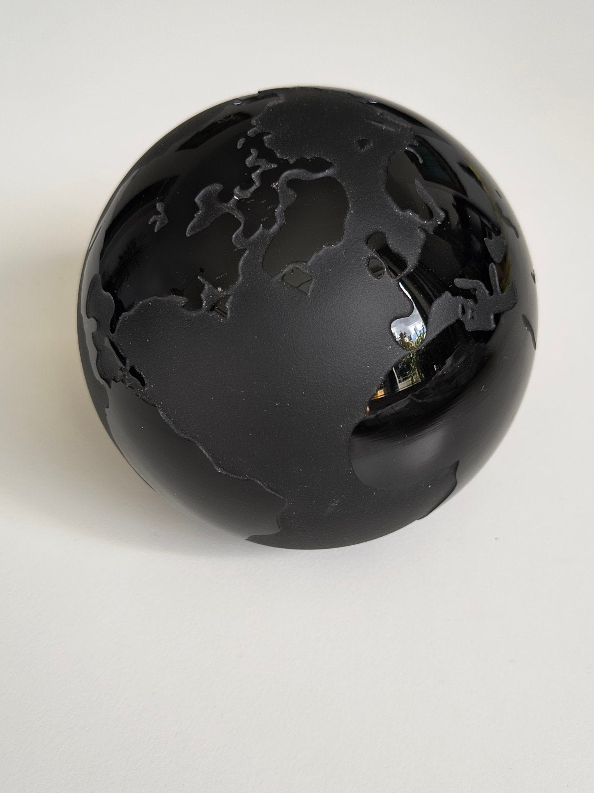 Mat zwarte wereldbol presse papier, Ophalen