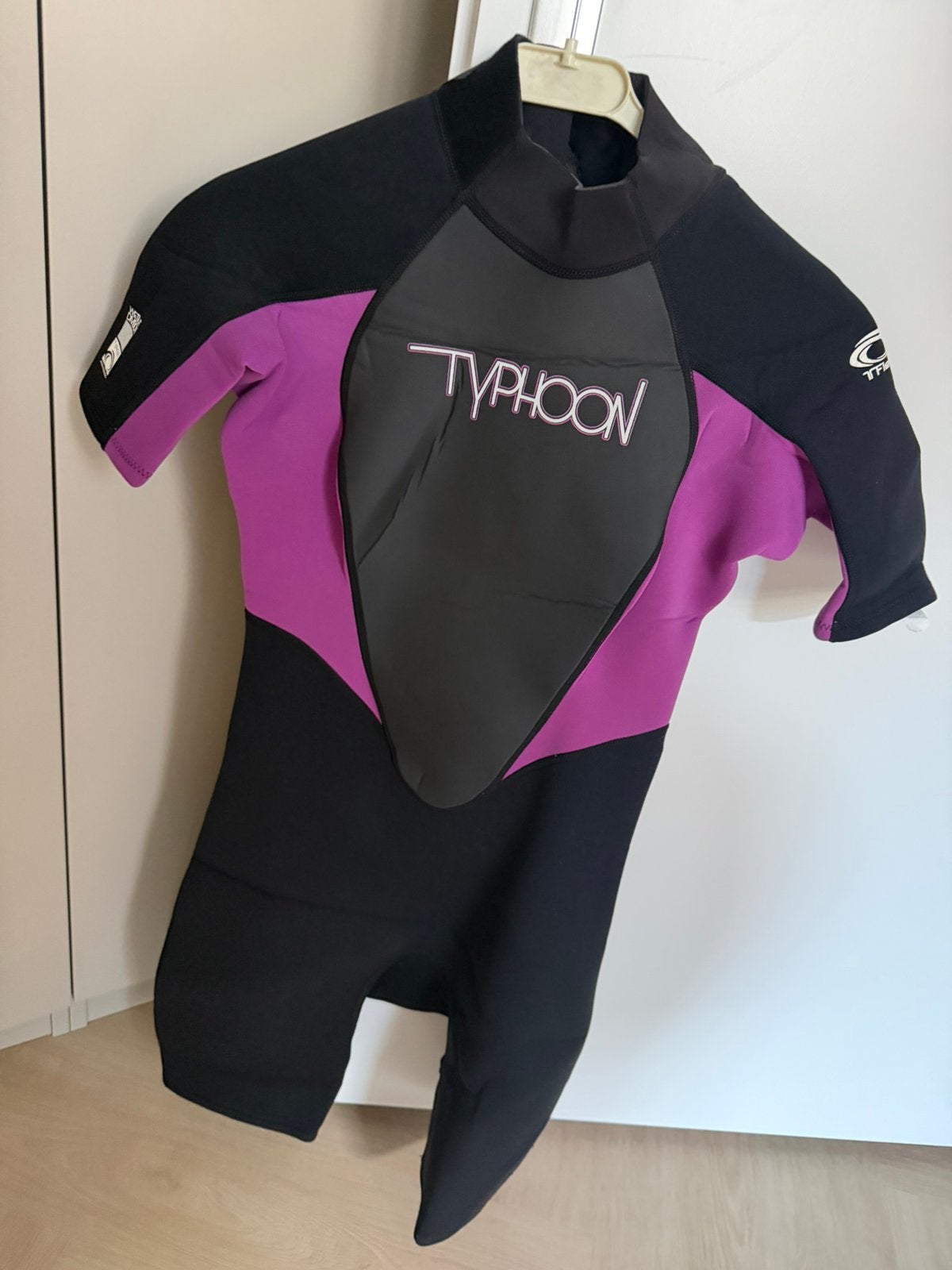 Neopreen Typhoon shorty wetsuit met rits op rug. Maat 40/42, Ophalen of Verzenden, Zo goed als nieuw, Wetsuit