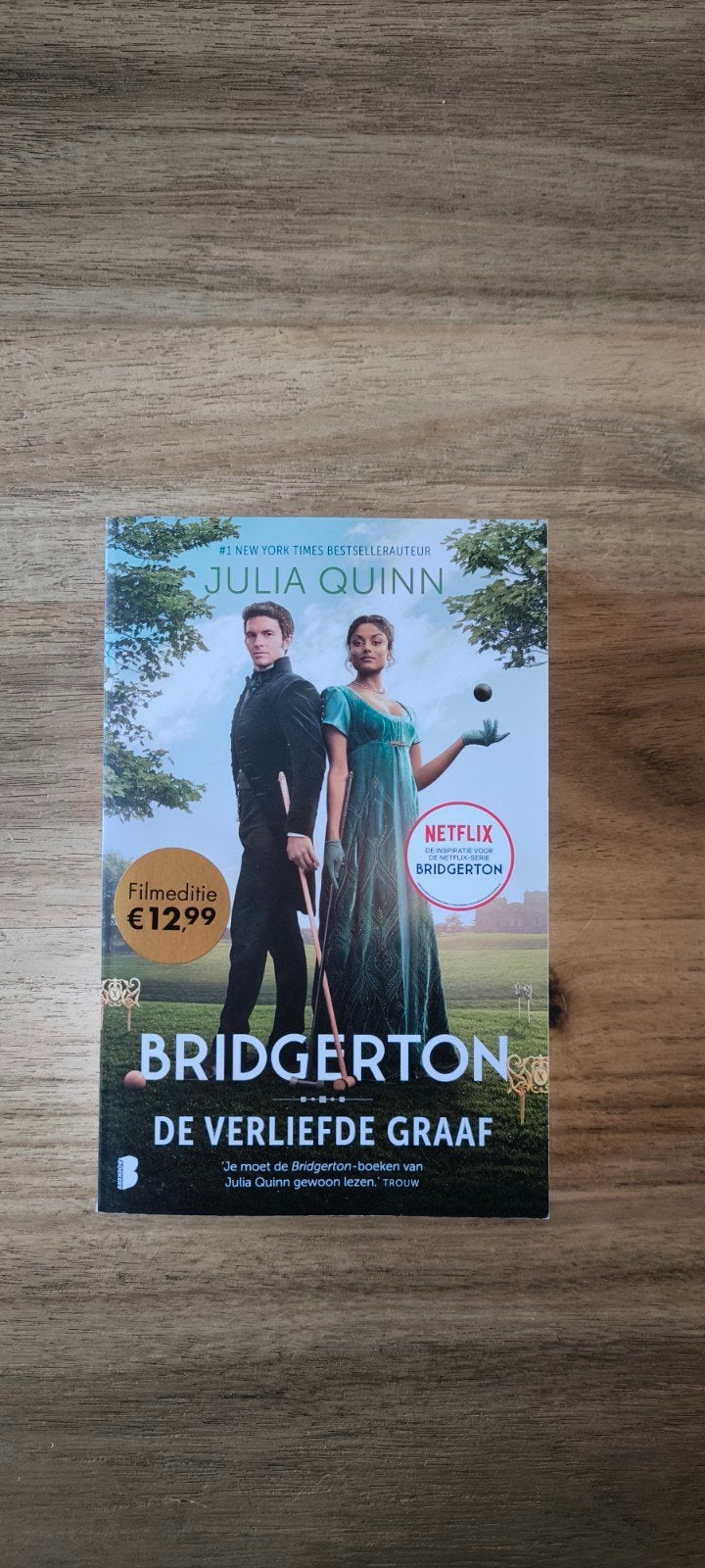 Julia Quinn - De verliefde graaf Filmeditie NETFLIX BRIDGERT, Boeken, Ophalen of Verzenden, Zo goed als nieuw, Julia Quinn
