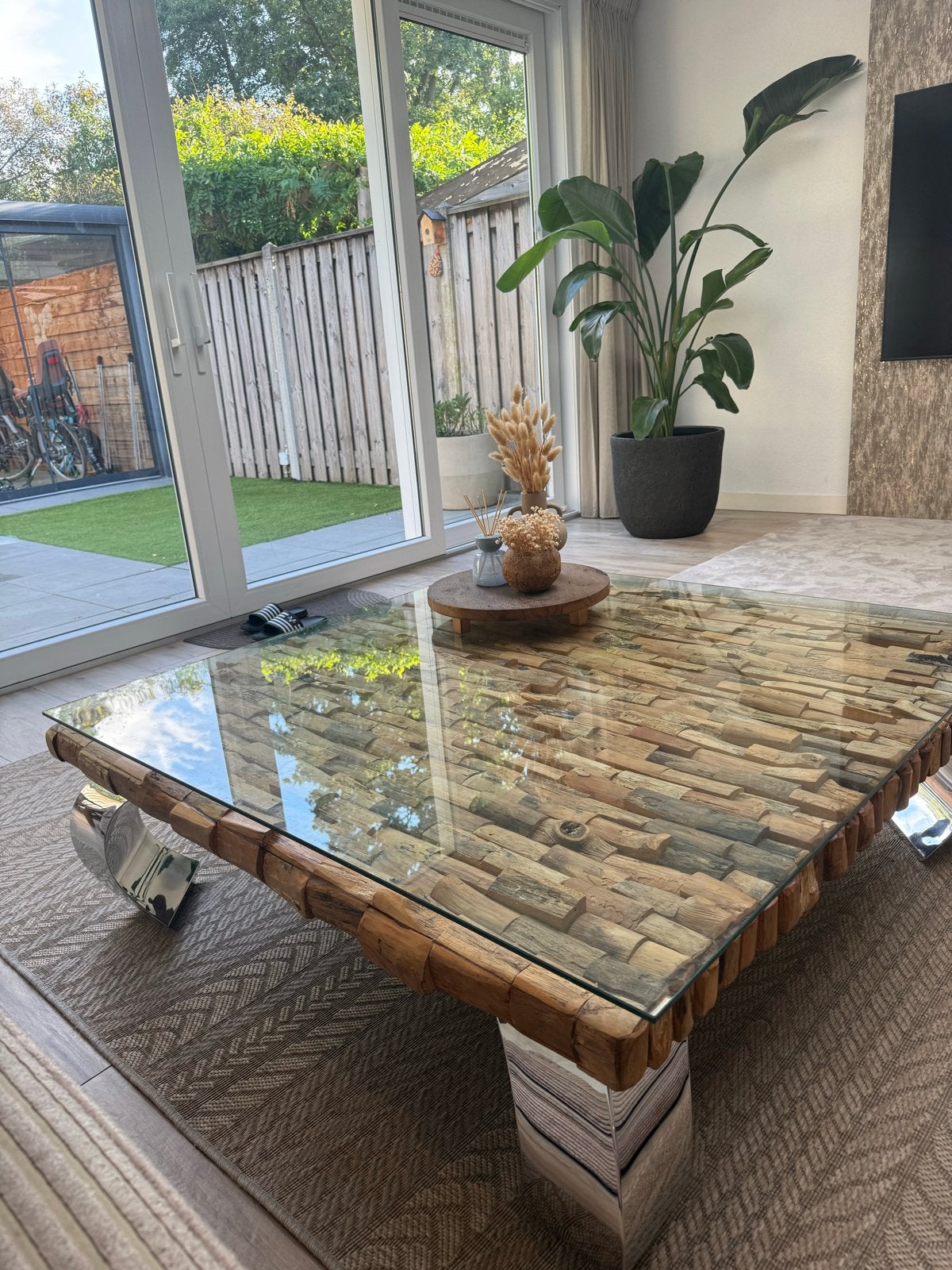 Foto 3 van salontafel van Rofra Home met glazen blad en houten mozaïek