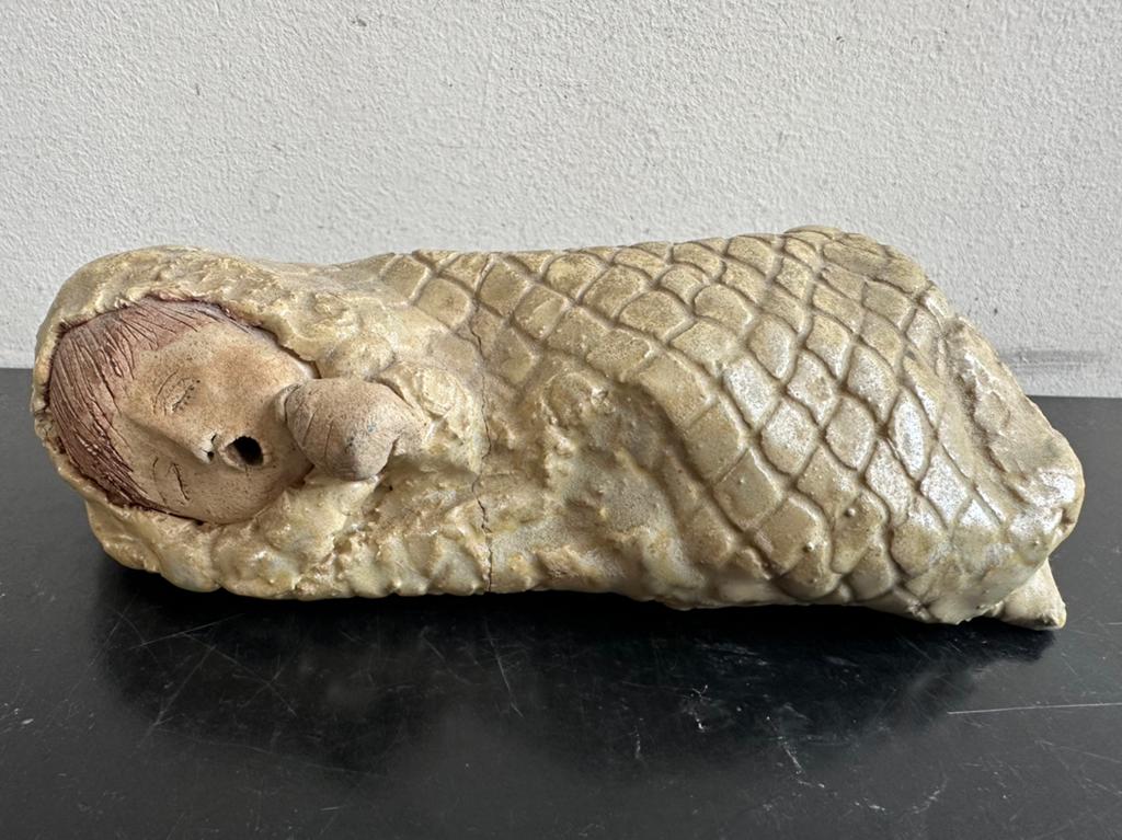 Oud keramiek beeldje Gapende Baby in omslagdoek, Ophalen of Verzenden