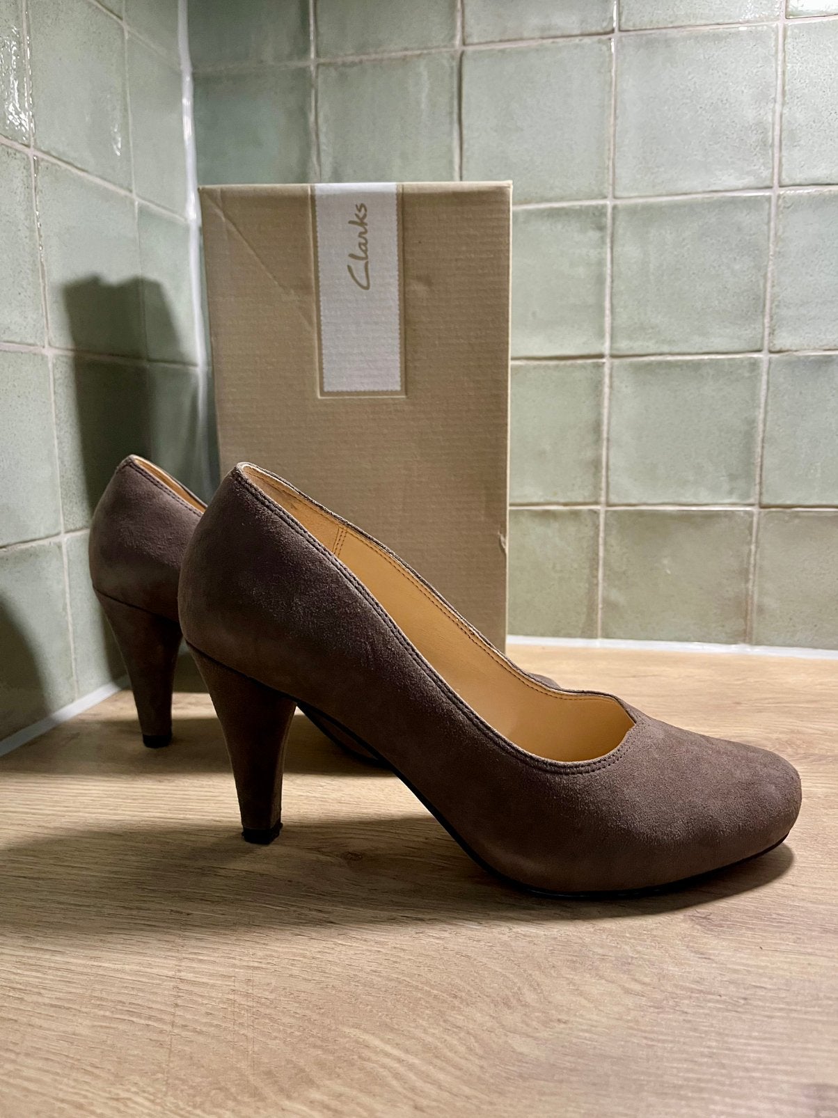 Clarks pumps 39 taupebruin suede, Pumps, Bruin, Ophalen of Verzenden, Zo goed als nieuw