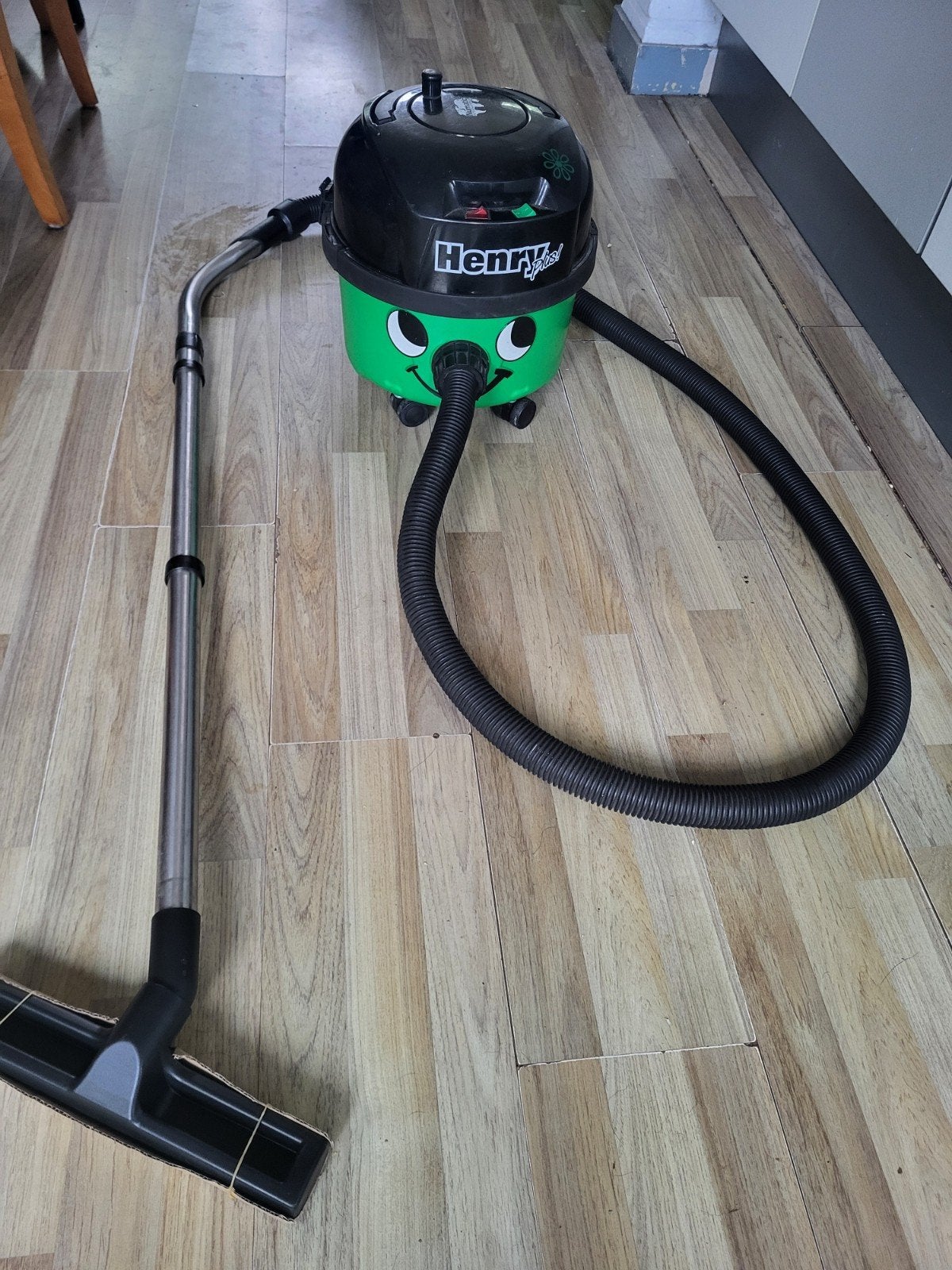 Henry  stofzuiger 1200 watt showmodel, Stille werking, Numatic, Zo goed als nieuw, Sledestofzuiger