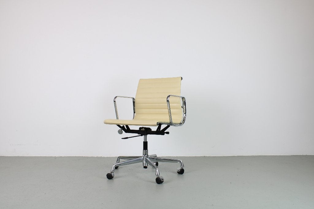 Vitra Eames EA 117 bureaustoel, chroom, Sandkleurig leer, Gebruikt, Beige, Ophalen of Verzenden, Bureaustoel
