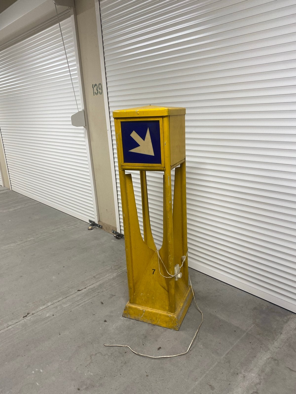 Vintage gele verkeerszuil (verlichting), Ophalen