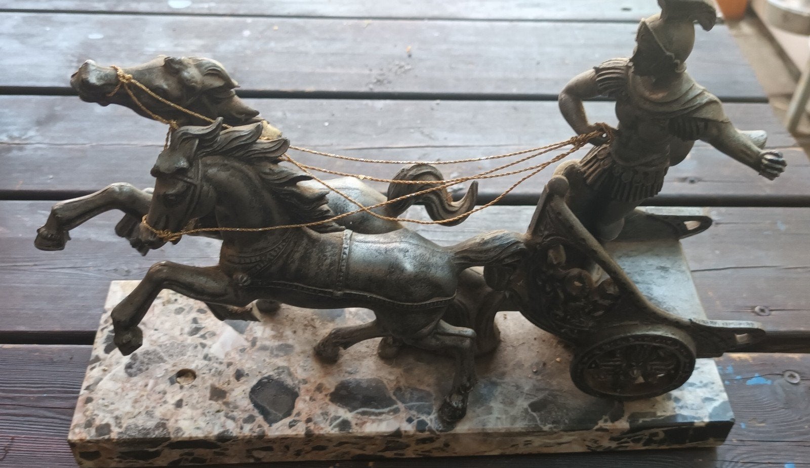 Romeinse gladiator op strijdwagen op marmeren plaat, Antiek en Kunst, Ophalen of Verzenden, 20 - 50 cm, Op sokkel, Scène