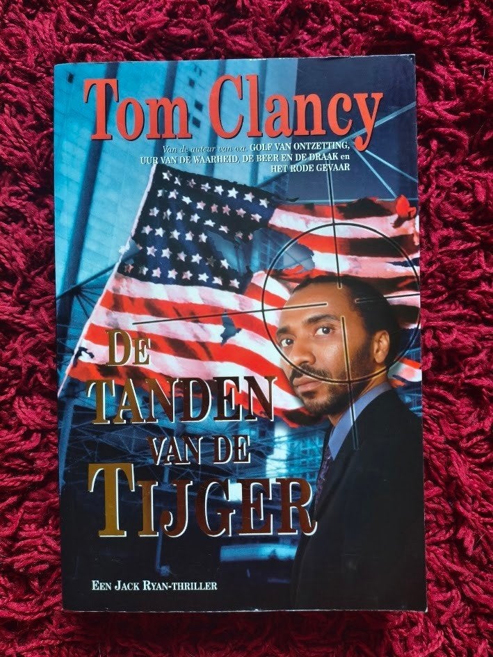 De tanden van de tijger ( Tom Clancy ) softcover boek, Boeken, Ophalen of Verzenden, Gelezen