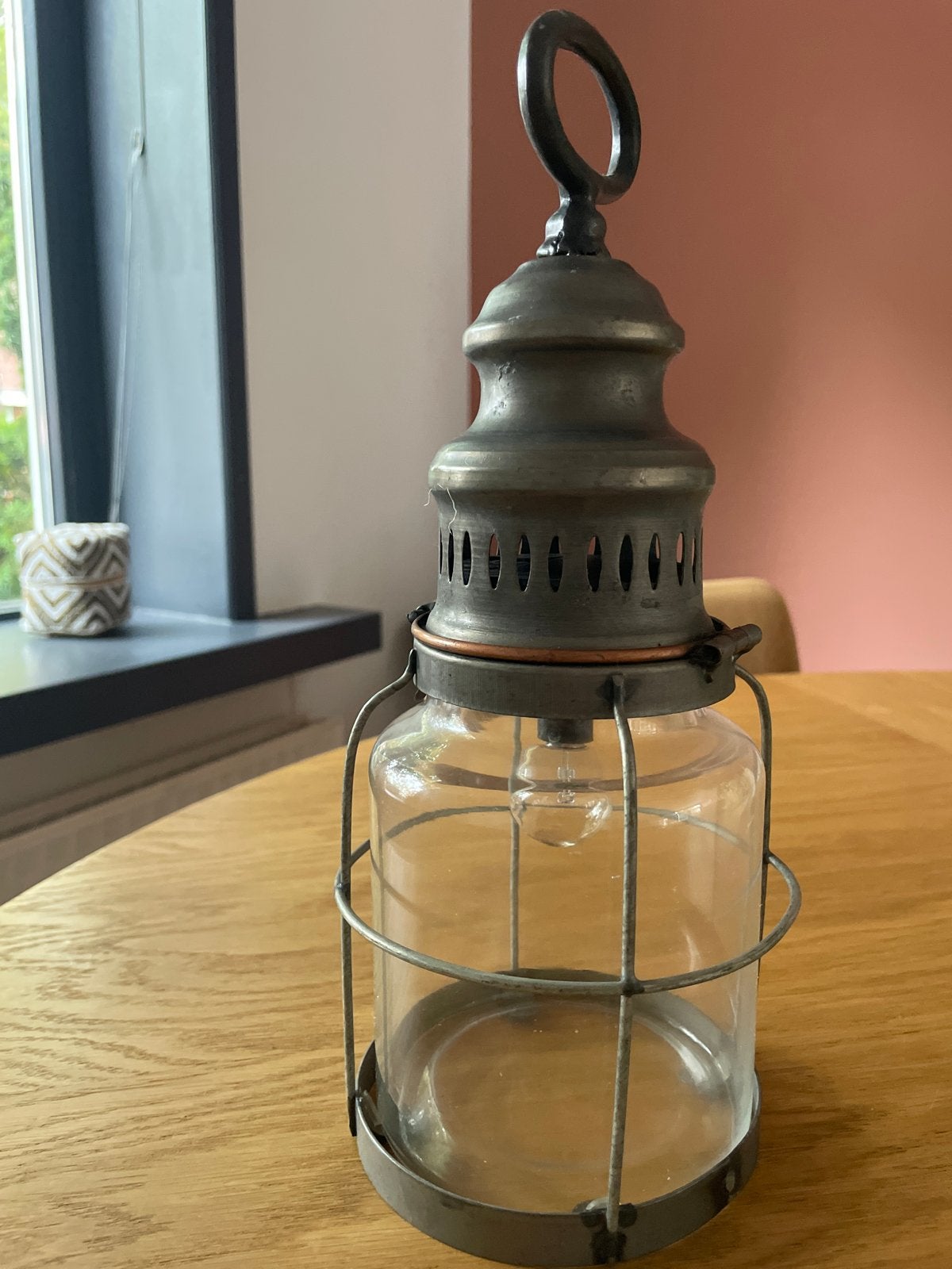 Decoratieve lantaarn met glazen pot en metalen frame, Antiek en Kunst, Ophalen of Verzenden