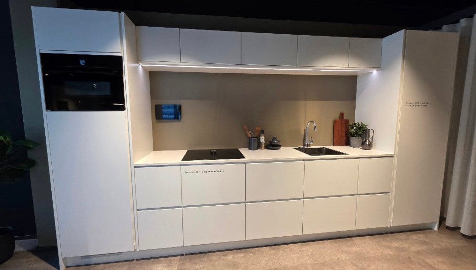 SHOWROOM KEUKEN Mano white by Kvik, Ophalen, Zo goed als nieuw, Wit, Composiet