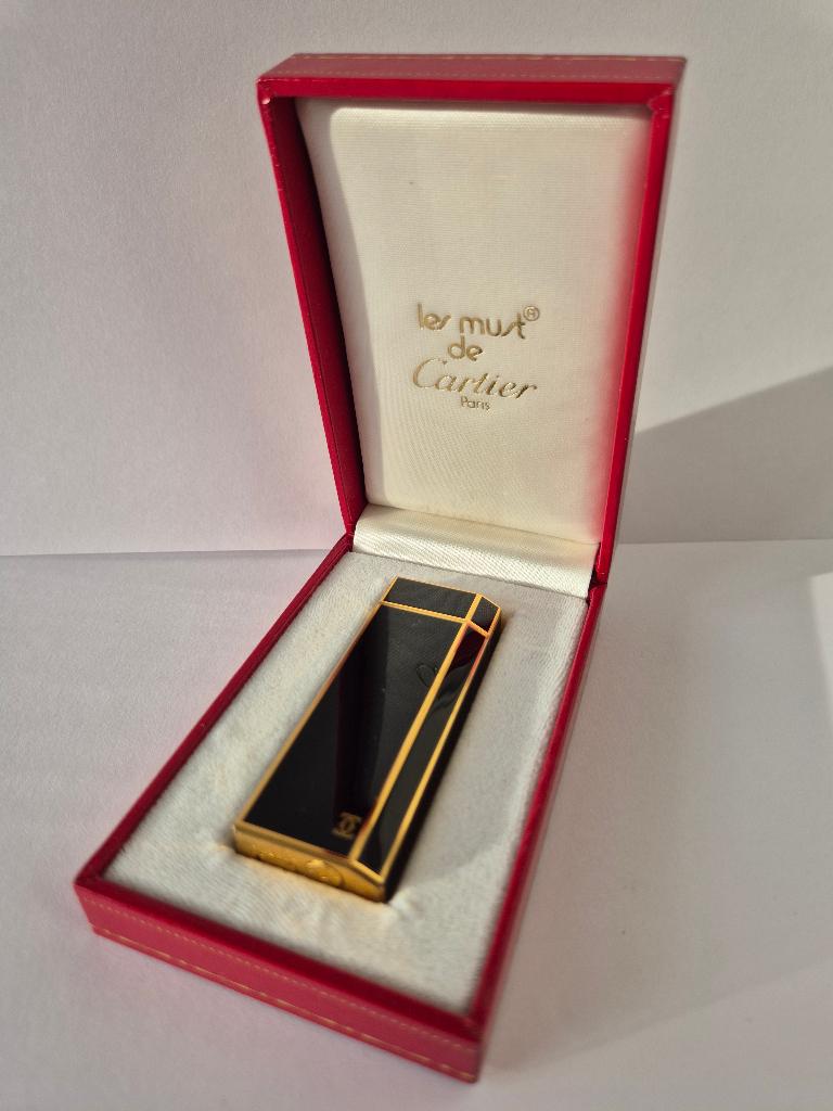 Les Must de Cartier Paris vergulde aansteker zwart emaille, Verzamelen, Ophalen of Verzenden, Zo goed als nieuw, Aansteker