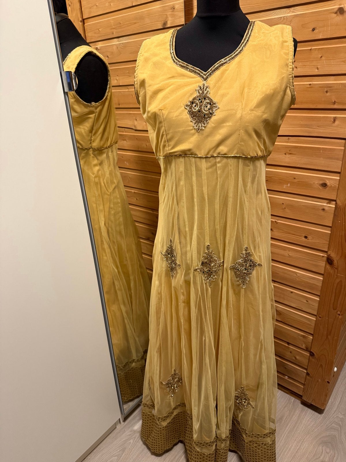 Gouden Indiase Jurk anarkali met broek en sjaals- Maat M, Maat 38/40 (M), Overige typen, Geel, Ophalen of Verzenden
