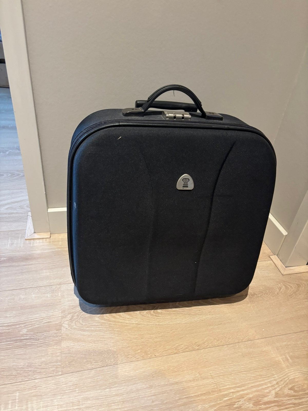 Hele mooie trolly koffer 2 wieltjes 45 x 46 x 27, Ophalen of Verzenden, Zo goed als nieuw
