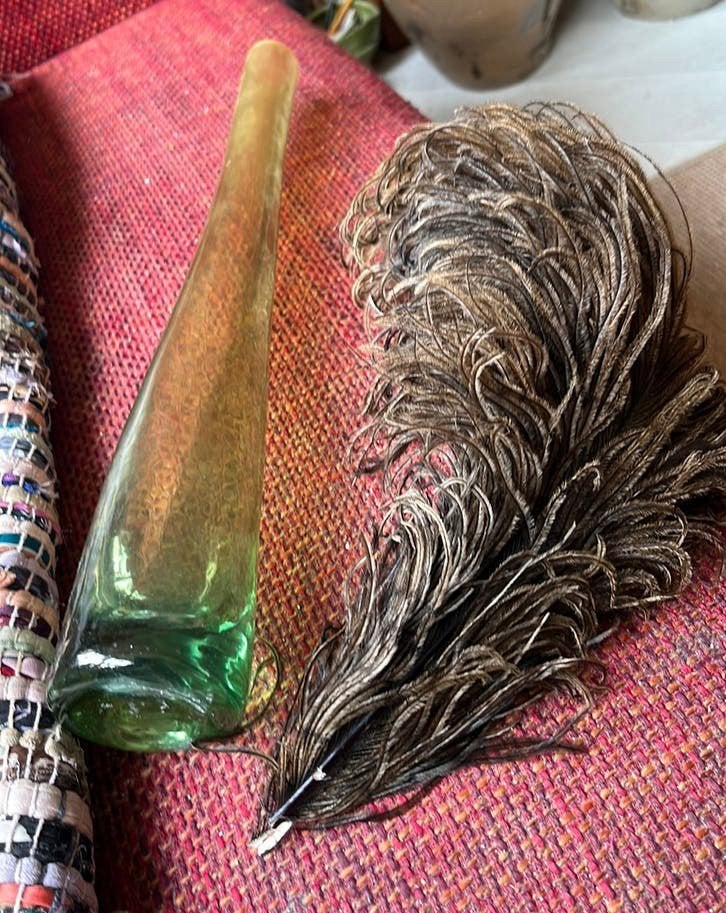Oude Groene Fles en een Struisvogelveer, Ophalen of Verzenden