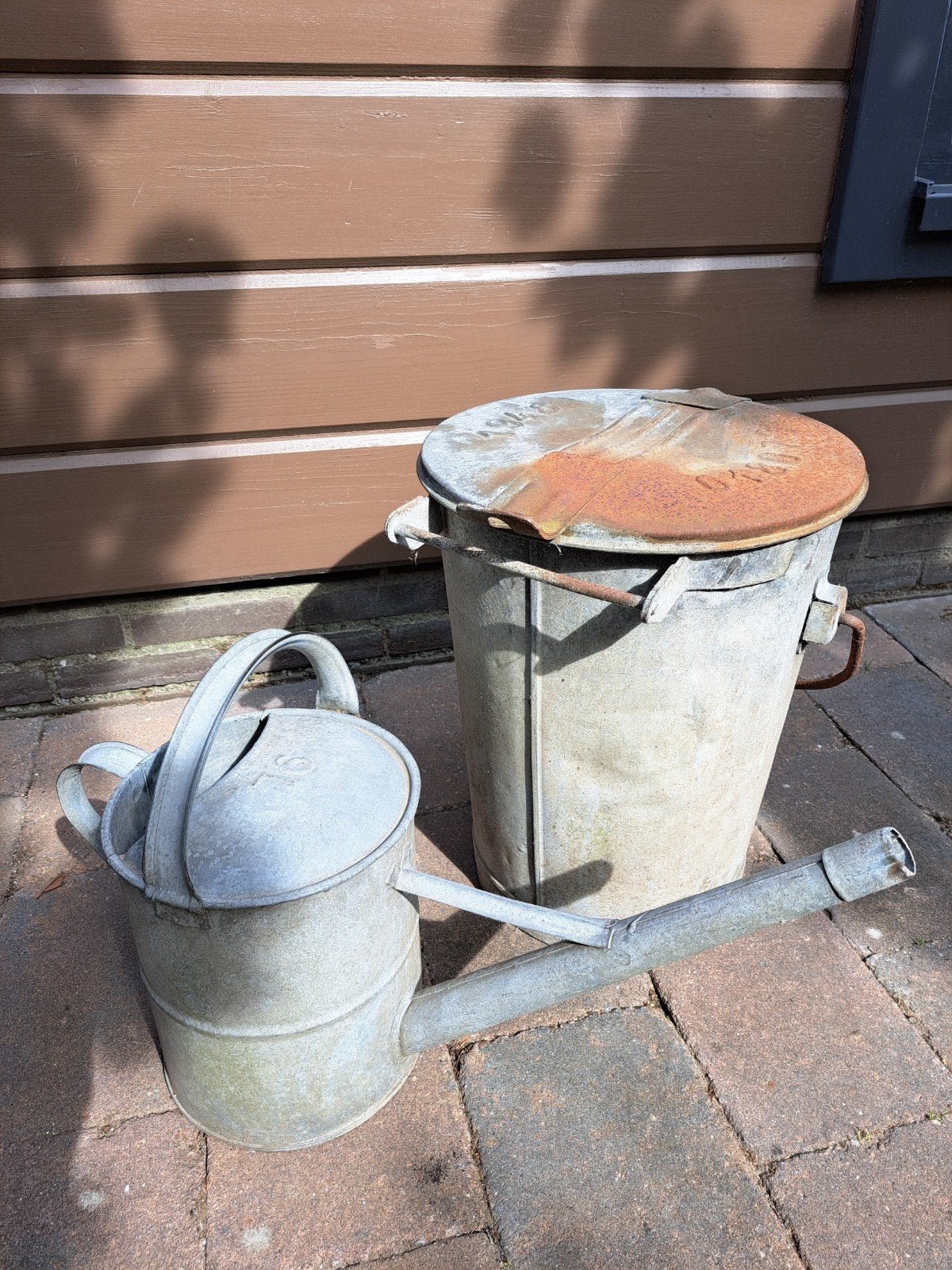 Decoratieve vintage zinken vuilnisbak uit 1948 en gieter, Huis en Inrichting, Woonaccessoires | Prullenbakken, 40 liter of meer