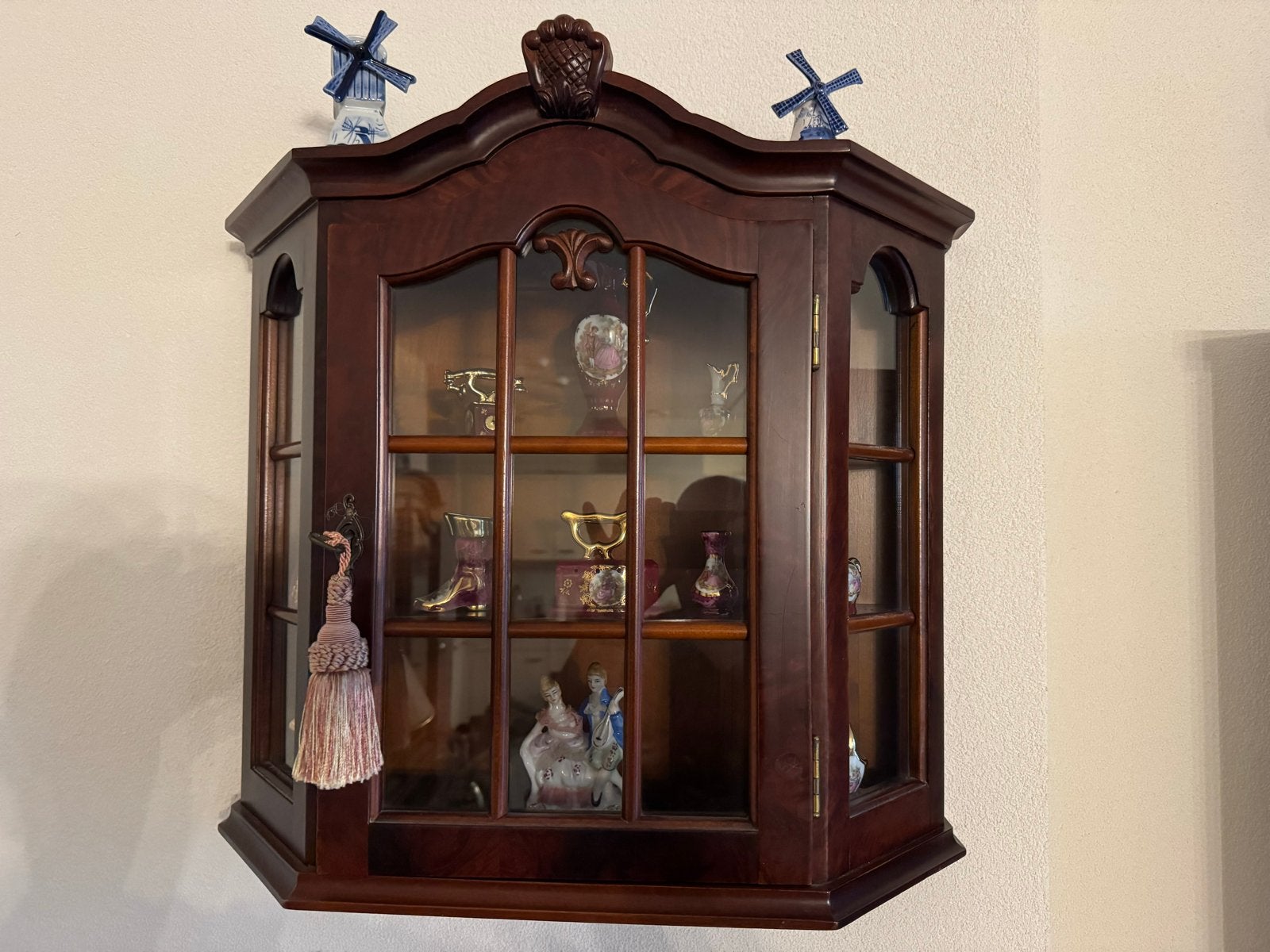 Sierlijke vitrinekast met Limoges miniaturen en beeldjes, Ophalen