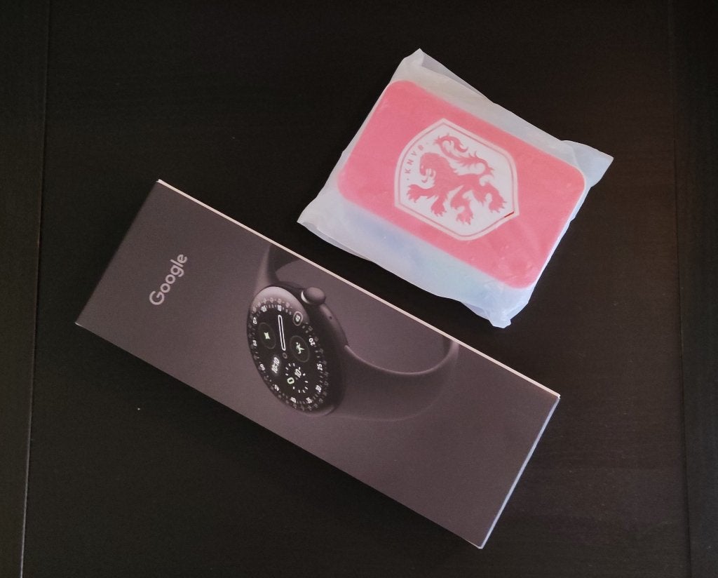 Google Pixel Watch 4 met KNVB Powerbank / Nieuw in Doos, Ophalen of Verzenden, Nieuw, Zwart, Android
