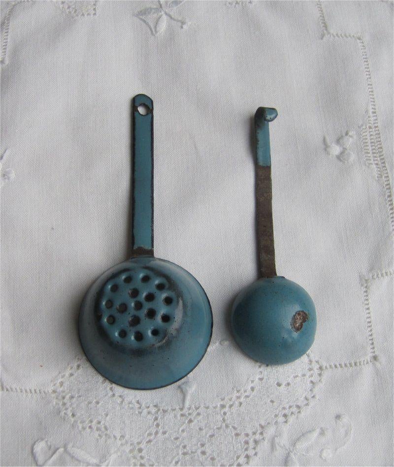 Antiek poppenhuisgerei - blauw emaille lepeltje en zeefje, Ophalen of Verzenden, Gebruikt, Gebruiksvoorwerp