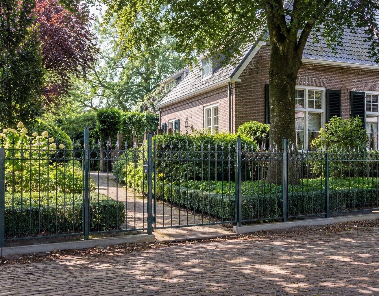 Sierhekwerk met palen en twee looppoorten, Tuin en Terras, Ophalen, Met poort, Gebruikt, Sierhekwerk