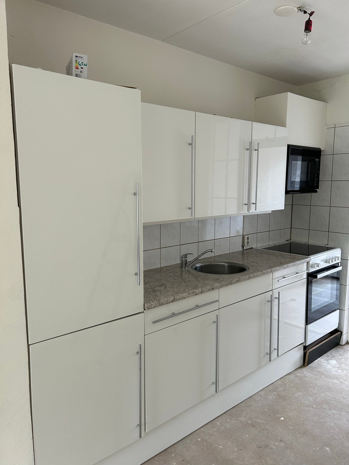Complete keuken met Bauknecht magnetron en koelvriescombinat, Ophalen, Gebruikt, Wit, Enkelwandige keuken
