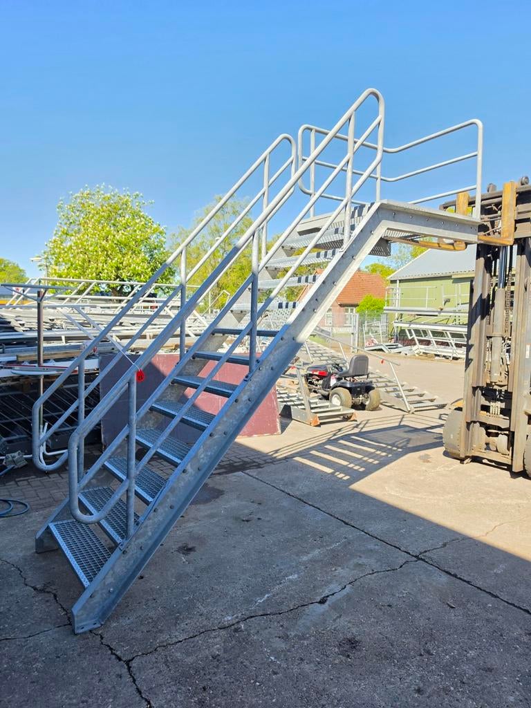 Stalen trap met bordes gegalv. Hoog 2,6 mtr. Nor073, Ophalen, 2 tot 4 meter