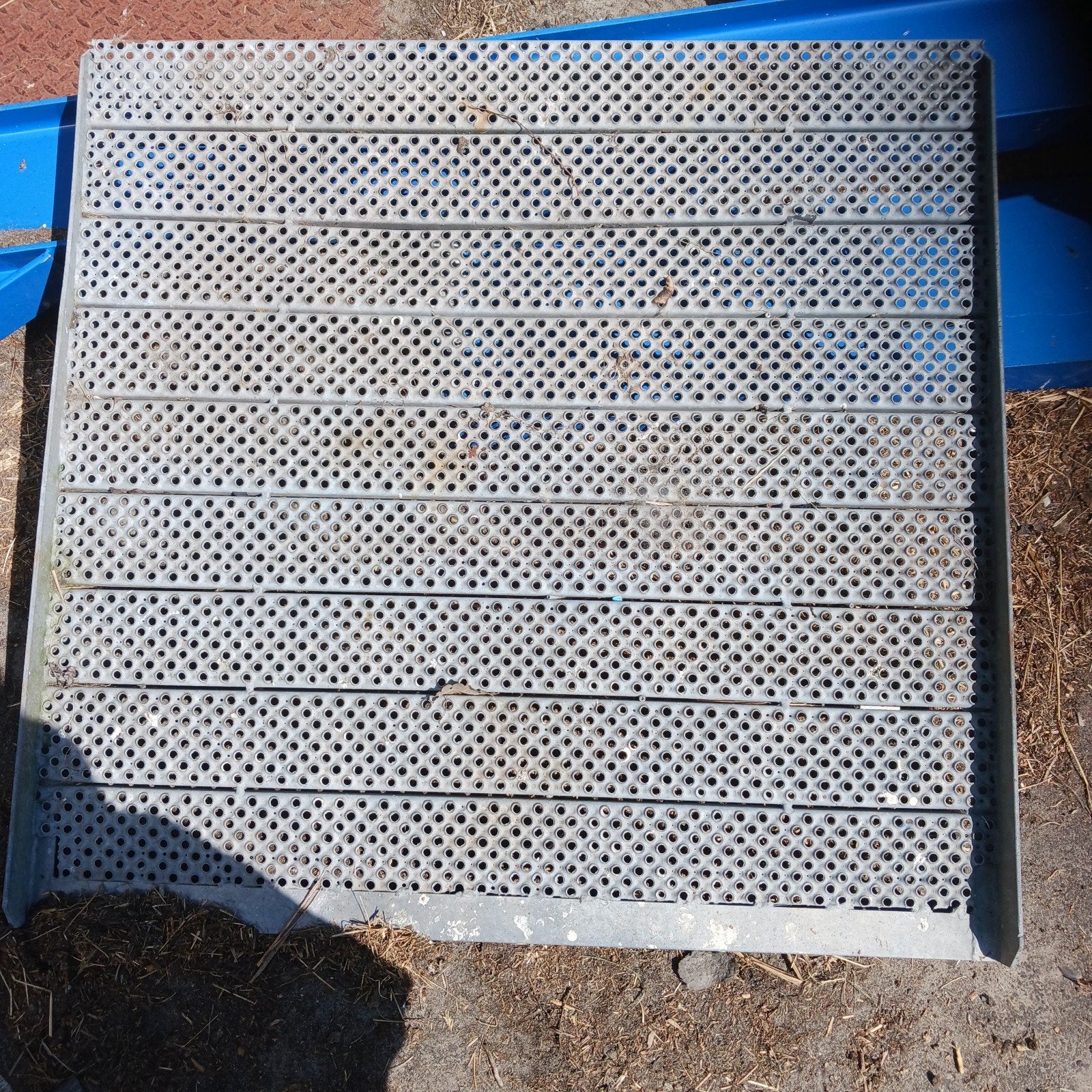2 geperforeerde metalen platen voor diverse toepassinge, Ophalen of Verzenden, Gebruikt, Overige materialen, Minder dan 20 mm