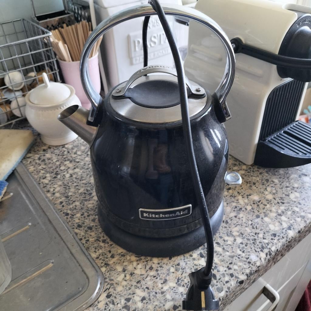 Waterkoker Kitchen Aid, Witgoed en Apparatuur, Waterkokers, 1 tot 2 liter, Ophalen of Verzenden, Zo goed als nieuw, Rvs
