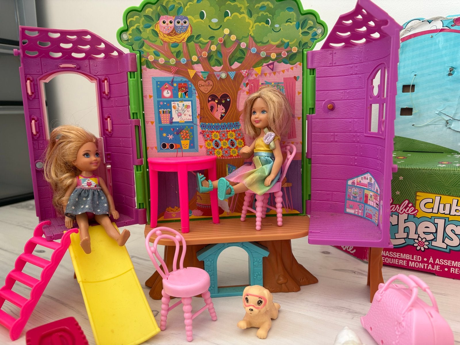 Barbie Club Chelsea Boomhut (FPF83) met doos + VEEL extra's!, Ophalen of Verzenden, Zo goed als nieuw, Barbie