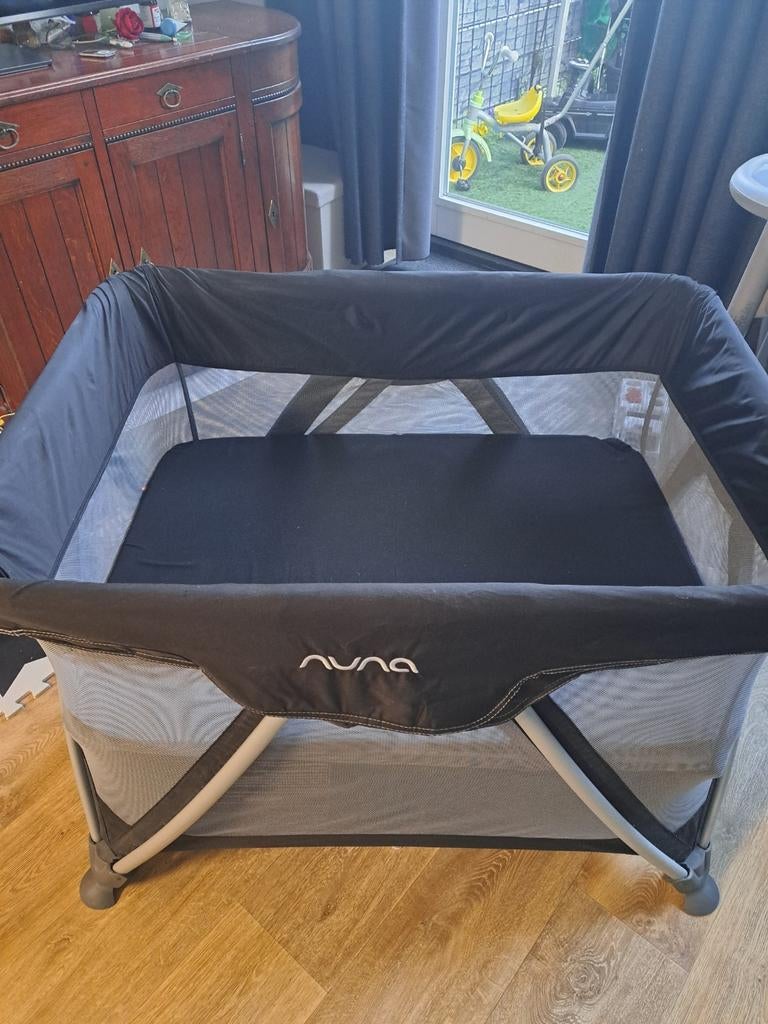 Nuna campingbedje 70x100cm met verhoging en extra matras, Ophalen, Zo goed als nieuw, Reisbedje