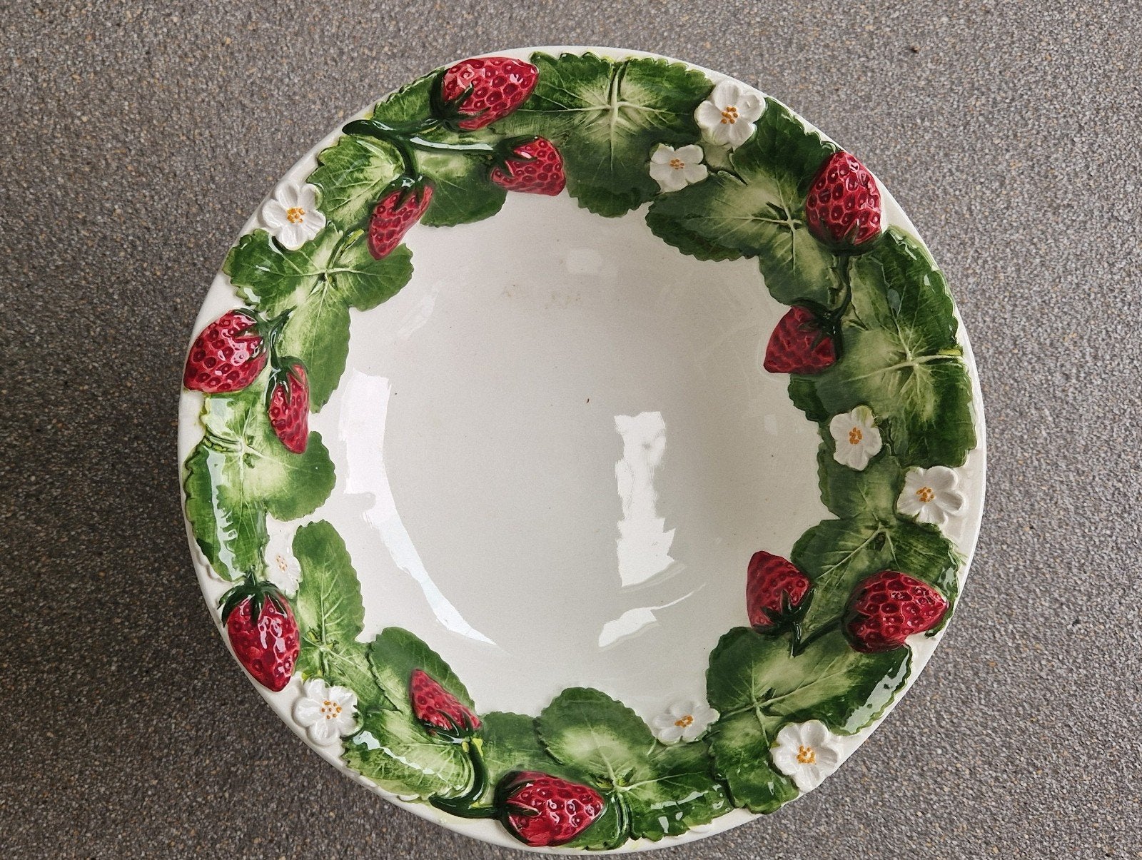 Fruit/aardbeien schaal - Keramiek -, Huis en Inrichting, Ophalen of Verzenden, Zo goed als nieuw, Rond, Porselein of Keramiek
