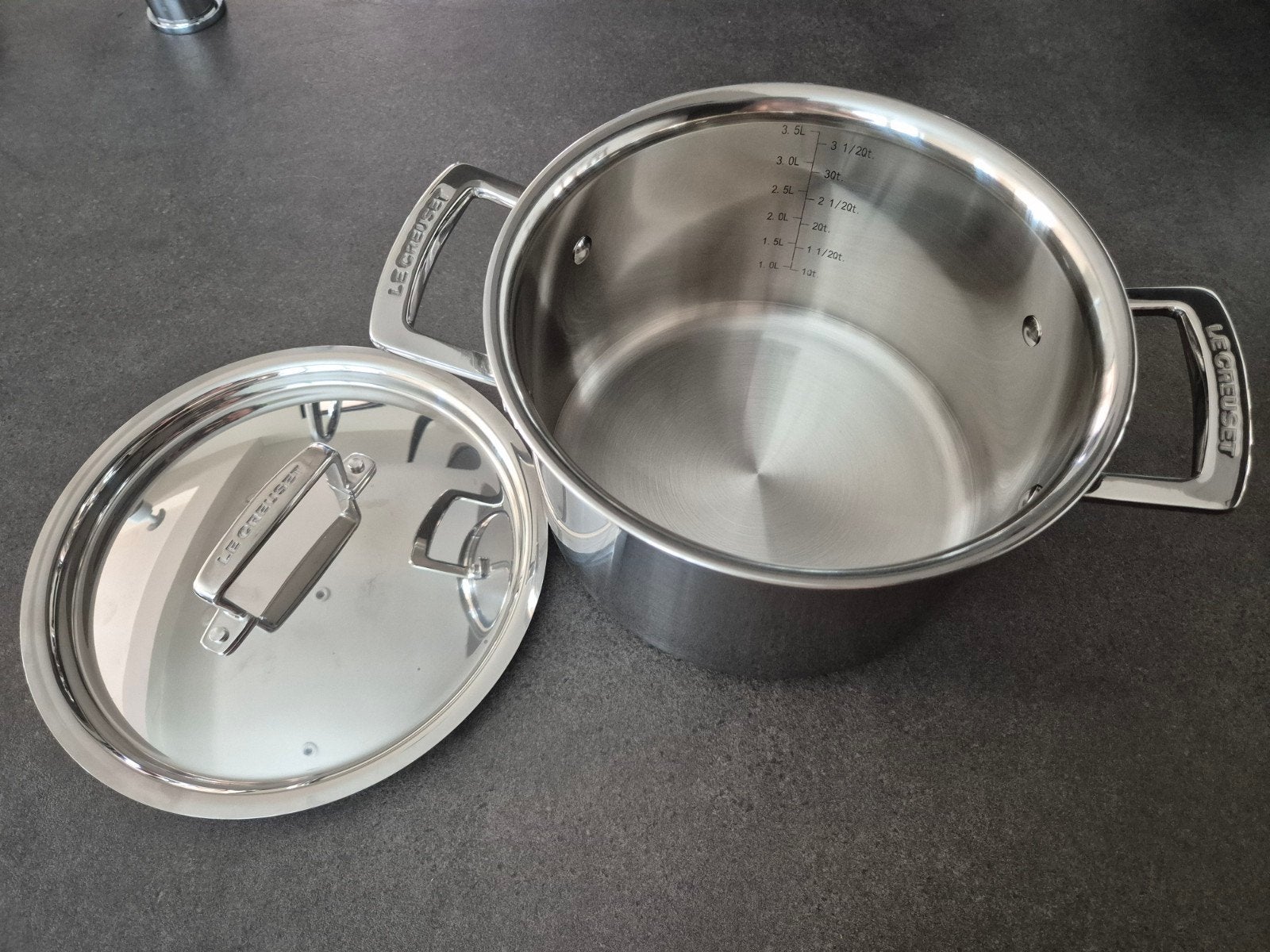 Le Creuset Kookpan RVS 20cm/ 4.0L - Kleine beschadiging deks, Huis en Inrichting, Ophalen, Nieuw, Le Creuset, Rvs