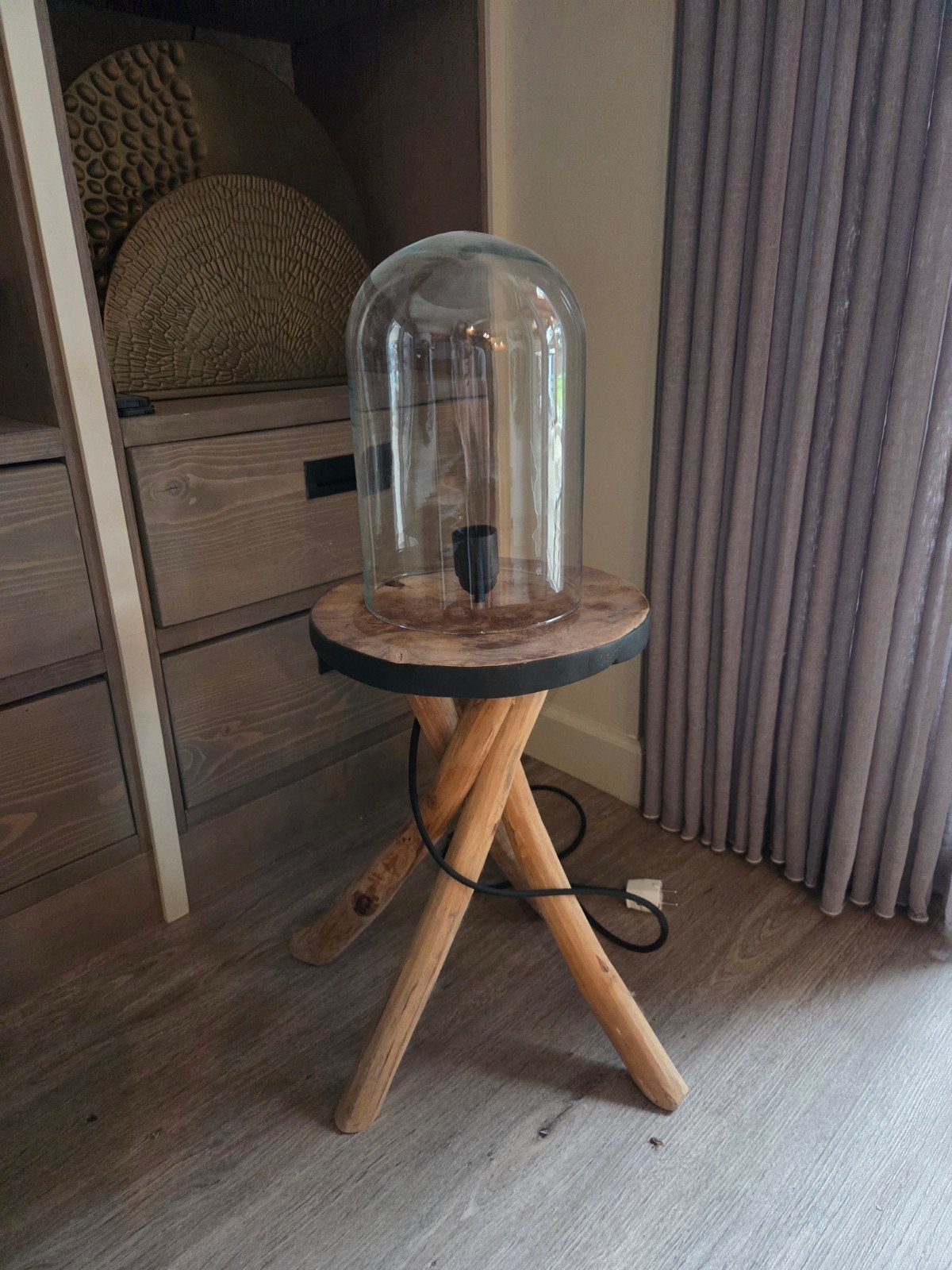 Unieke lamp met glazen kap en houten driepoot onderstel, Overige merken, E27 (groot), Zo goed als nieuw, Hout