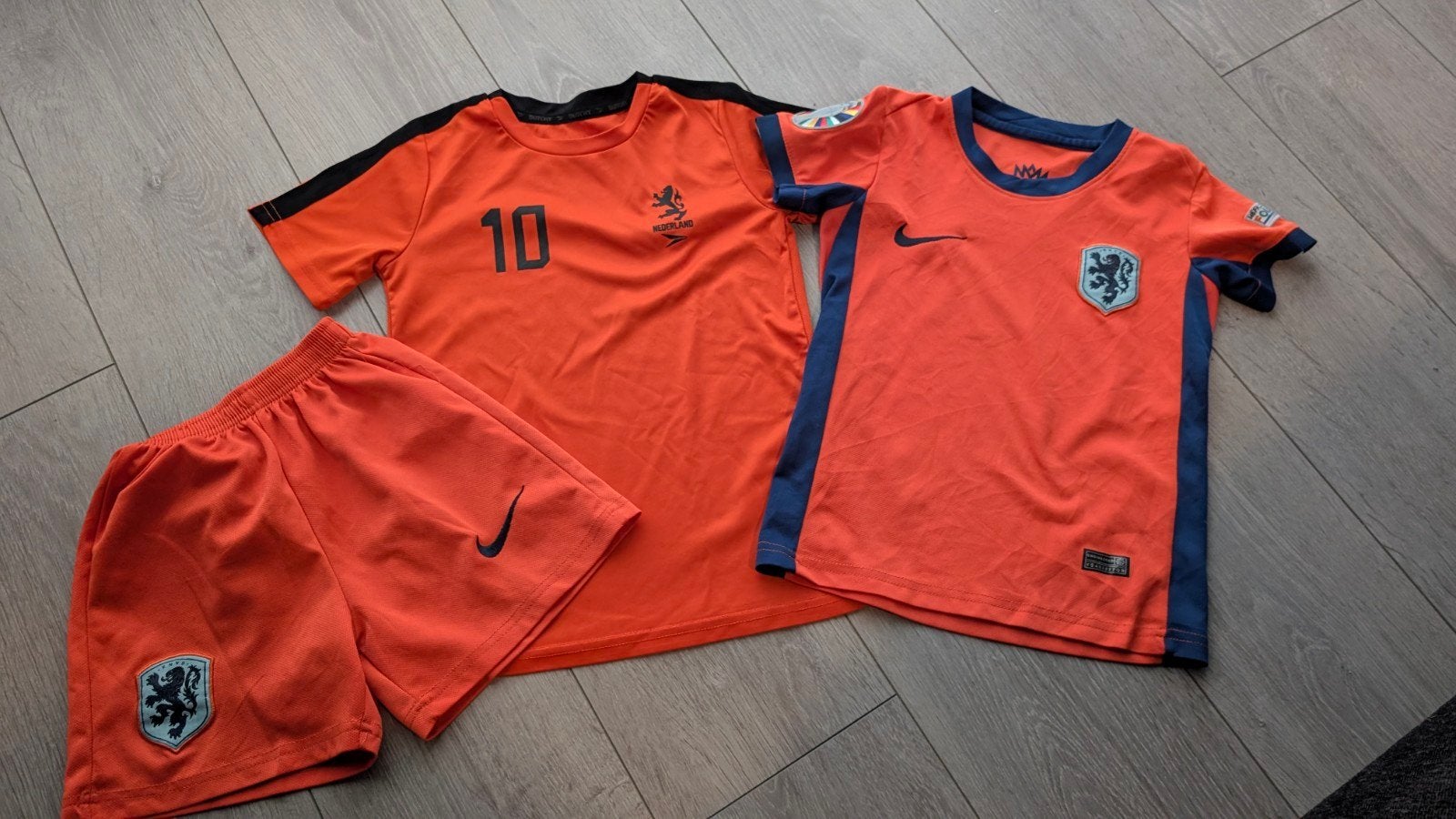 twee Oranje voetbalshirt en één broekje maat 122/128, Kinderen en Baby's, Gebruikt, Jongen of Meisje, Ophalen of Verzenden, Setje