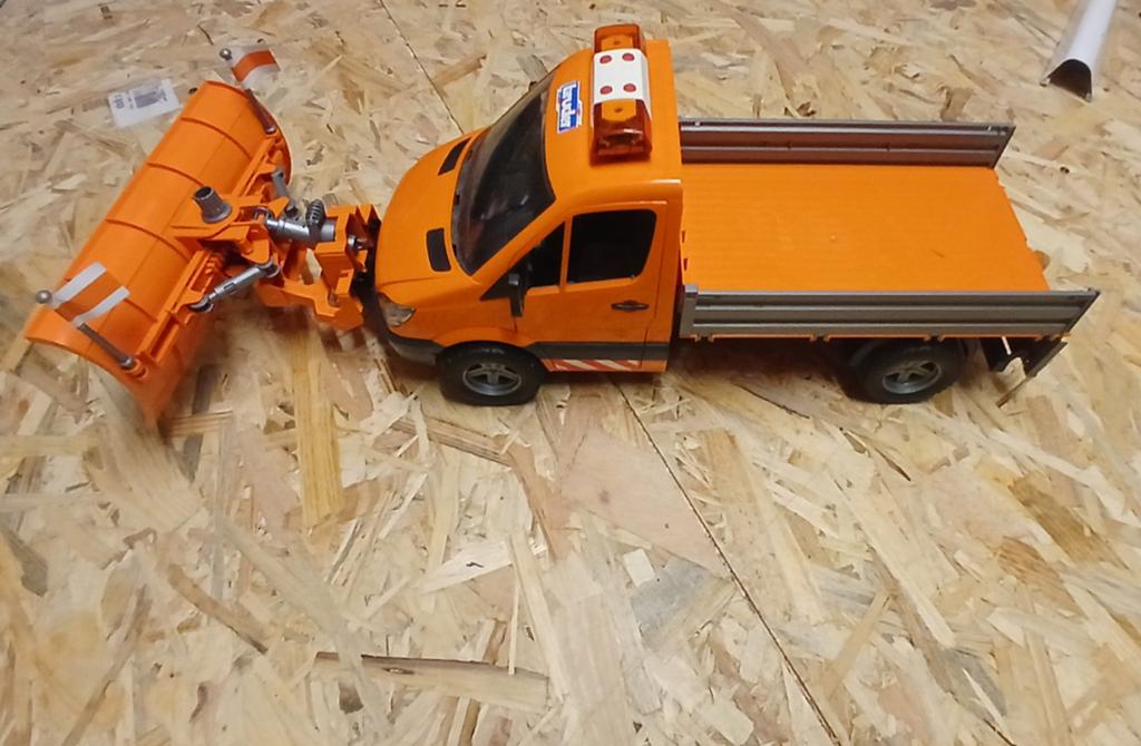 Bruder Mercedes-Benz Sprinter met sneeuwploeg, Ophalen of Verzenden, Zo goed als nieuw