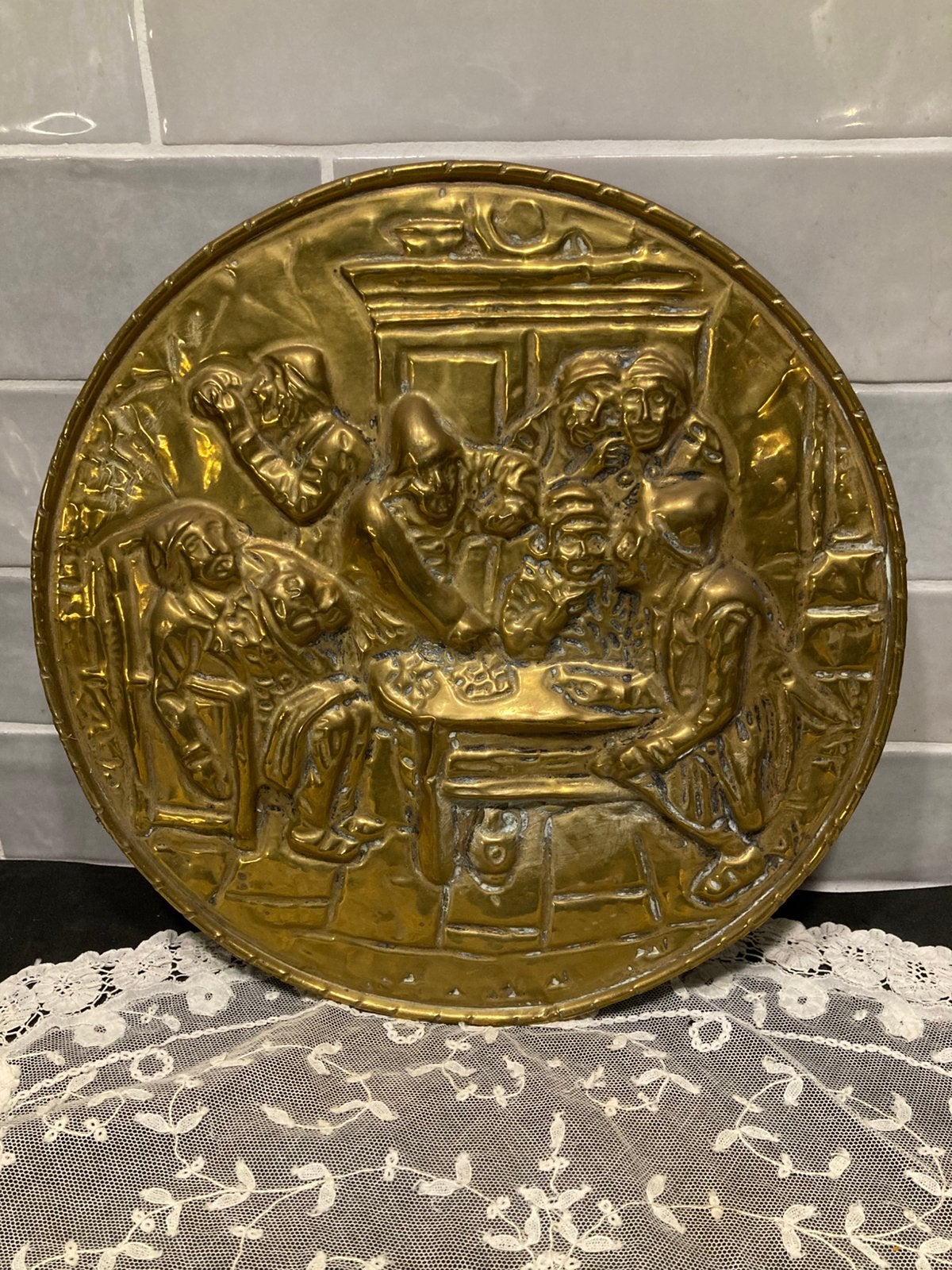 Messing wandbord, drinkende mannen (261124c), Ophalen of Verzenden, Koper
