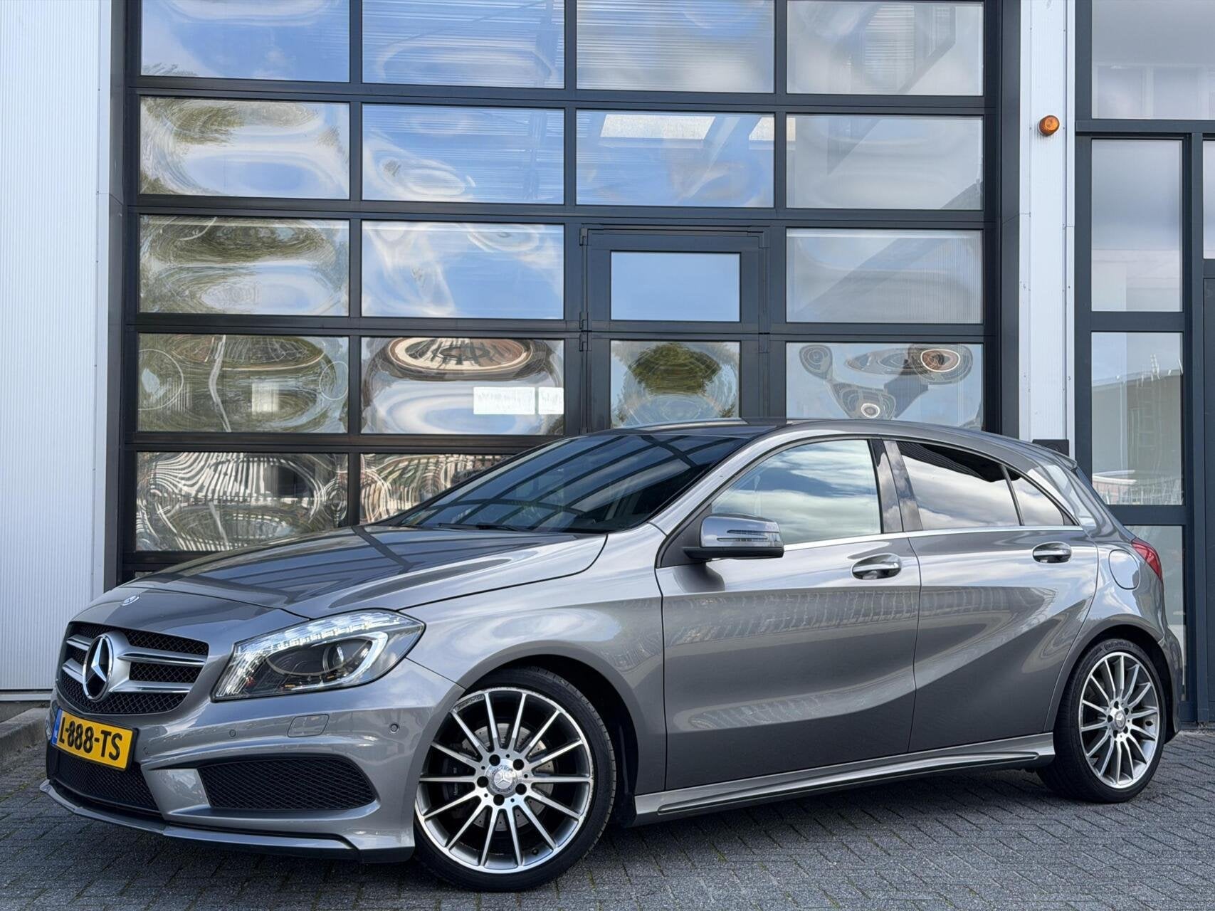 Mercedes A-klasse 180 Ambition AMG / Cruise / Airco / NAVI, Voorwielaandrijving, Gebruikt, Euro 6, 4 cilinders