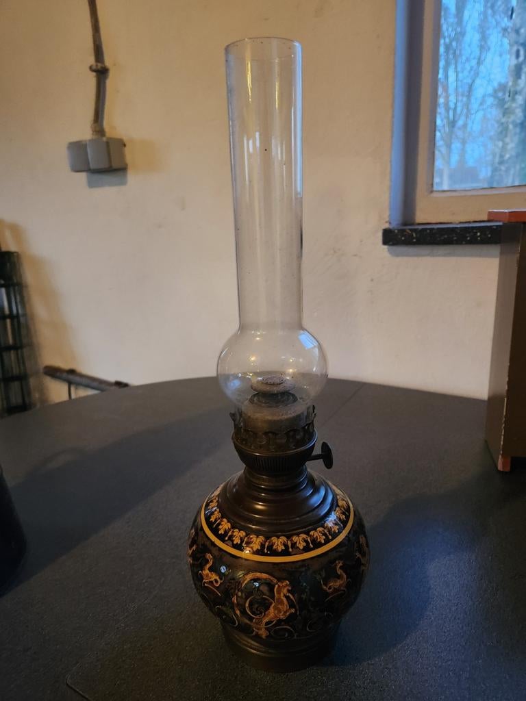 Antieke olielamp met decoratie, Antiek en Kunst, Antiek | Lampen, Ophalen of Verzenden