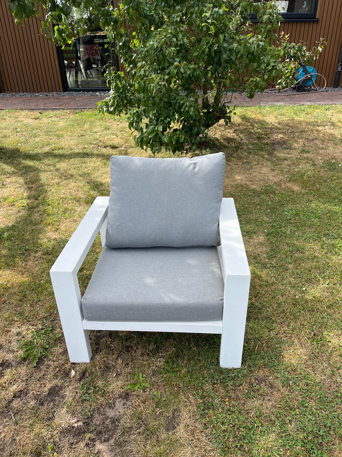 Witte tuinstoel met grijze kussens - 85x80 cm, Ophalen, Gebruikt, Hout, 75 tot 100 cm