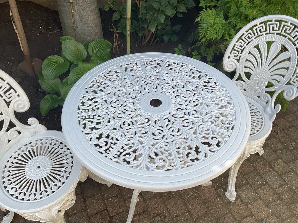 Witte metalen bistro set - Tuinset, Tuin en Terras, Overige materialen, Eettafel, Zo goed als nieuw, Tuinset