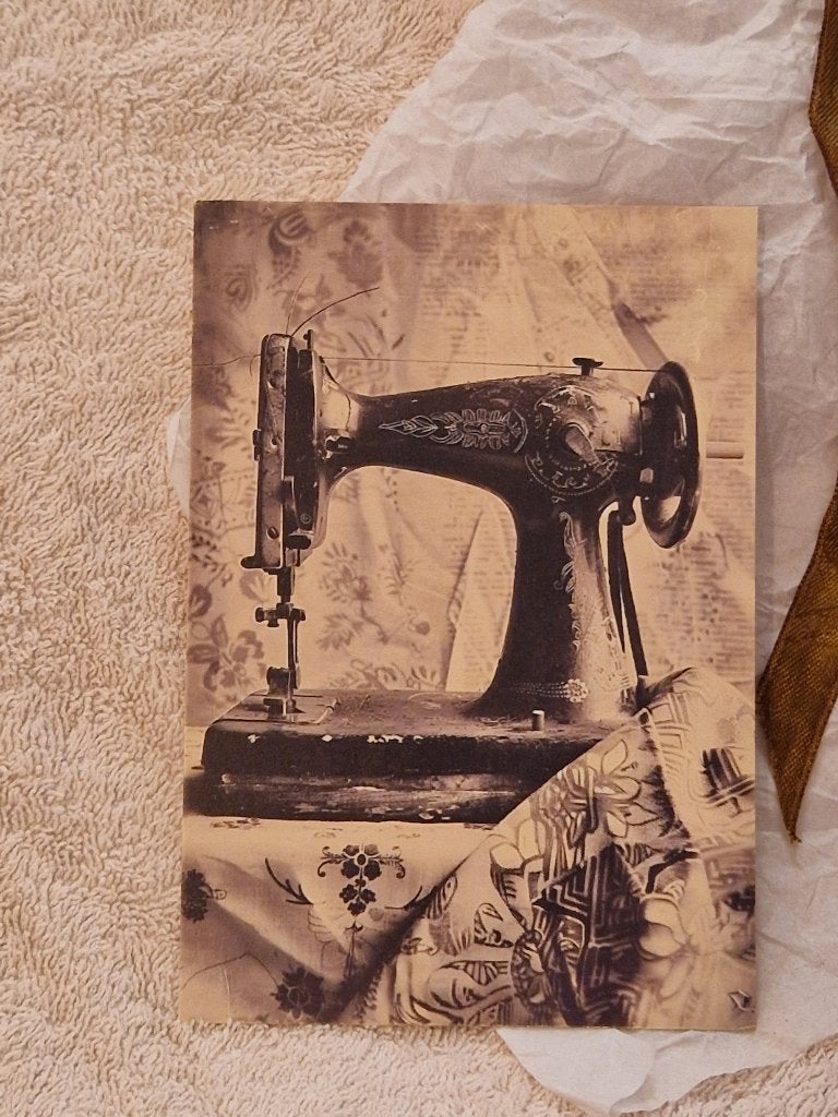 Ansichtkaart/oude foto. "Naaimachine- lap stof"., Ophalen of Verzenden, Nieuw, Papier/karton