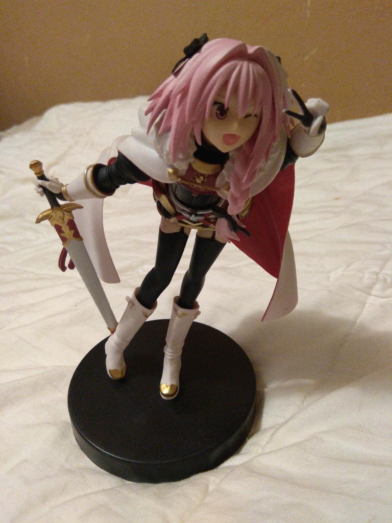 Anime figure astolfo 19 cm, Verzamelen, Poppetjes en Figuurtjes, Verzenden, Zo goed als nieuw