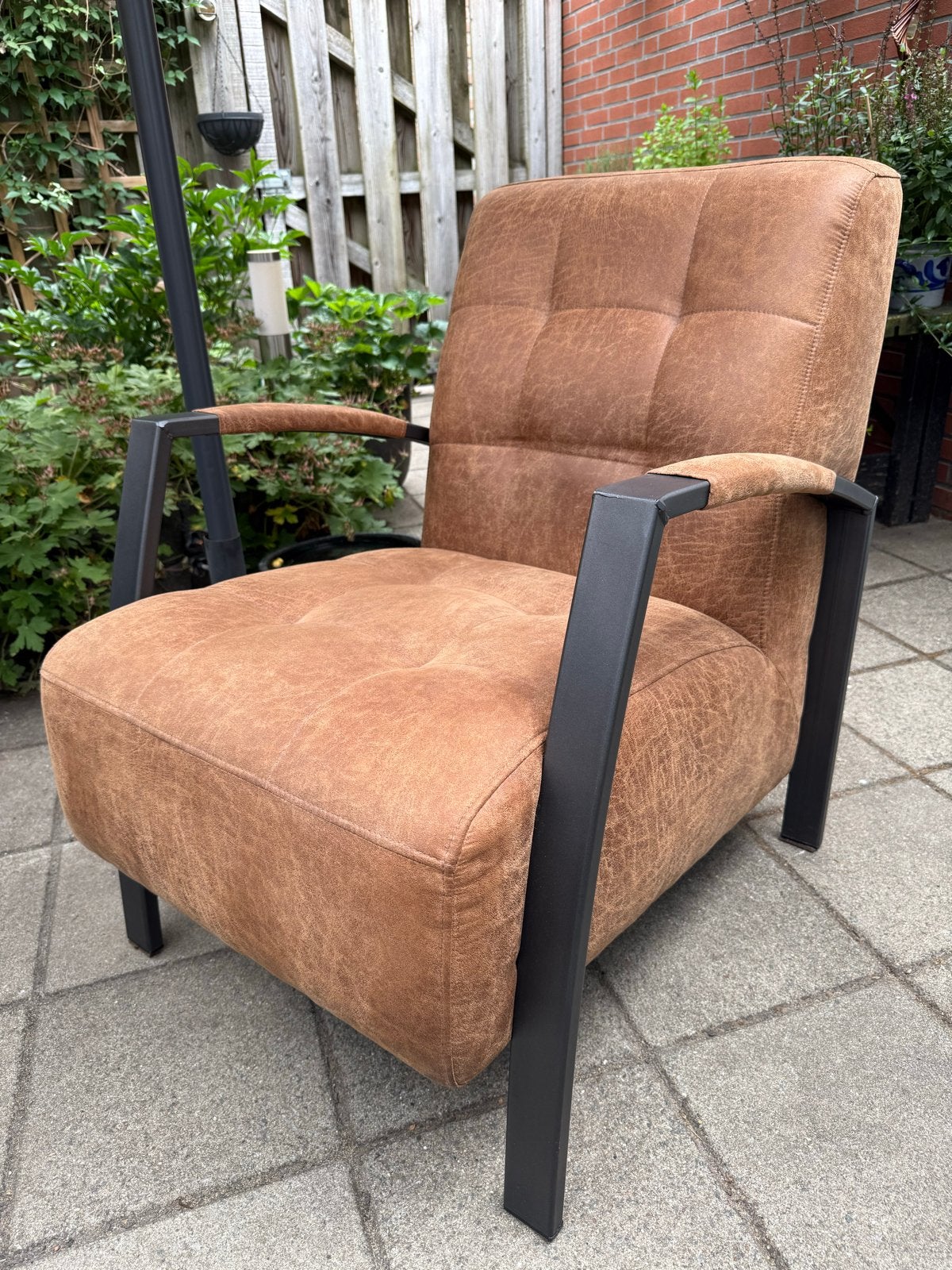 Comfortabele fauteuil in cognac kleur met metalen frame, Ophalen, 75 tot 100 cm, Zo goed als nieuw, Metaal