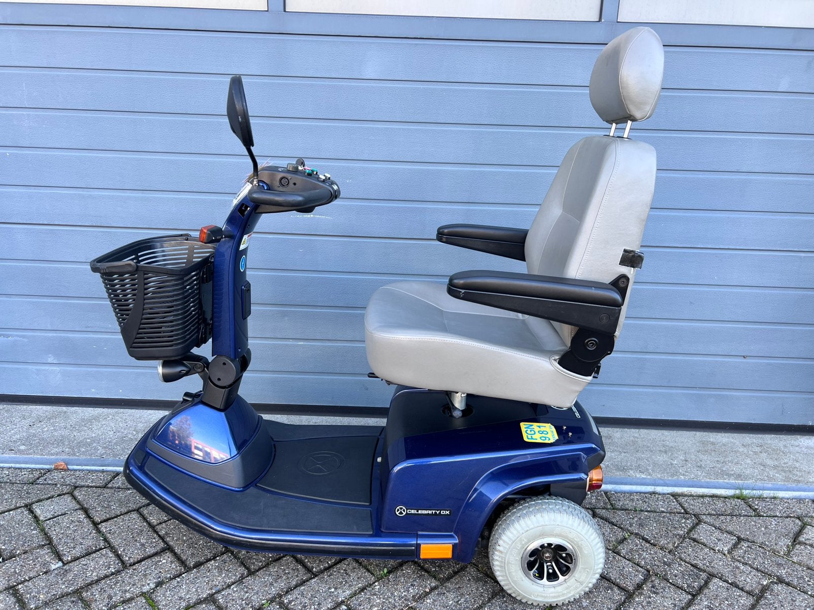 Scootmobiel Pride Celibrity 3-wiel met twee nieuwe accu’s, Diversen, Ophalen, 26 t/m 35 km, Pride, 11 t/m 15 km/u