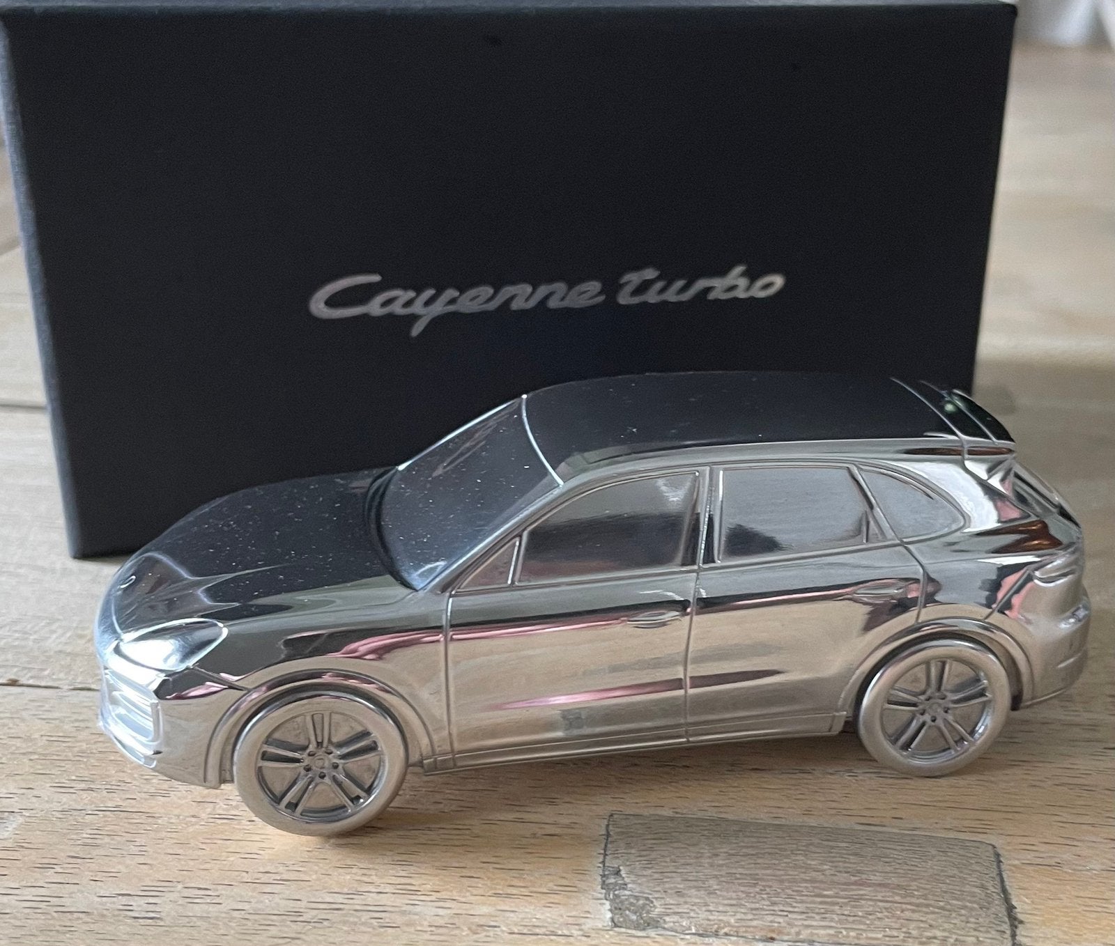 Porsche Cayenne turbo E3  chroom aluminium paperweight, Hobby en Vrije tijd, Modelauto's | 1:43, Ophalen of Verzenden, Nieuw, Auto