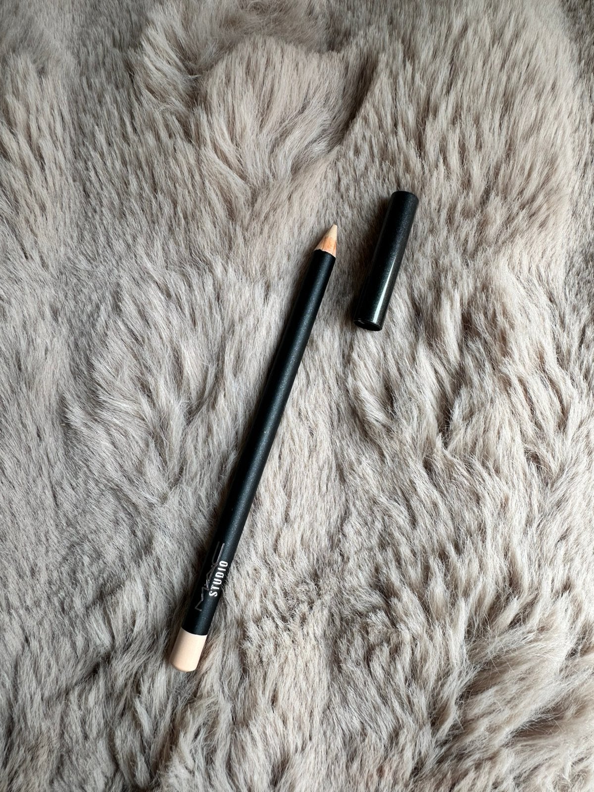 MAC chromagraphic pencil kleur NC15/NW20, Ophalen of Verzenden, Zo goed als nieuw, Lippen