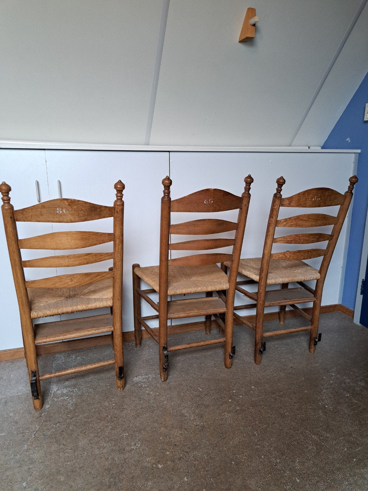3 authentieke kerkstoelen uit de Lambertuskerk Raamsdonk, Antiek en Kunst, Antiek | Meubels | Stoelen en Banken, Ophalen of Verzenden