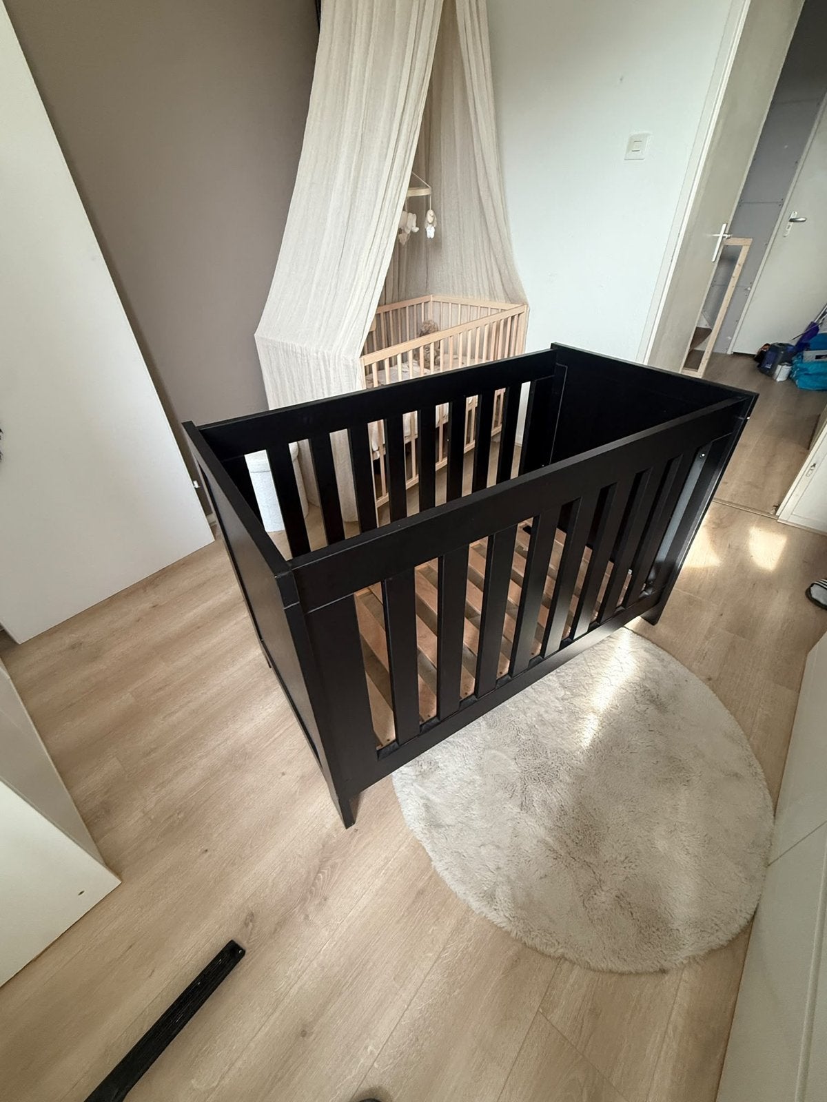 Interbaby Ledikant - Zwart (licht beschadigd, moet weg), Kinderen en Baby's, Ophalen, Gebruikt, 70 tot 85 cm, 140 tot 160 cm